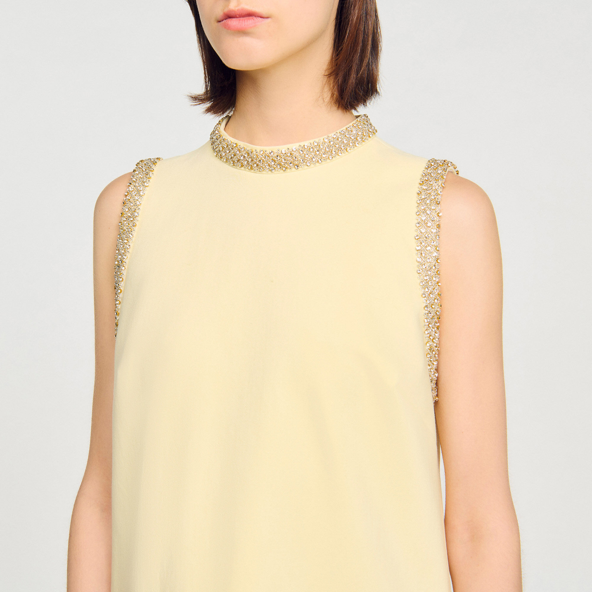 Kurzes Kleid mit Strass-Details