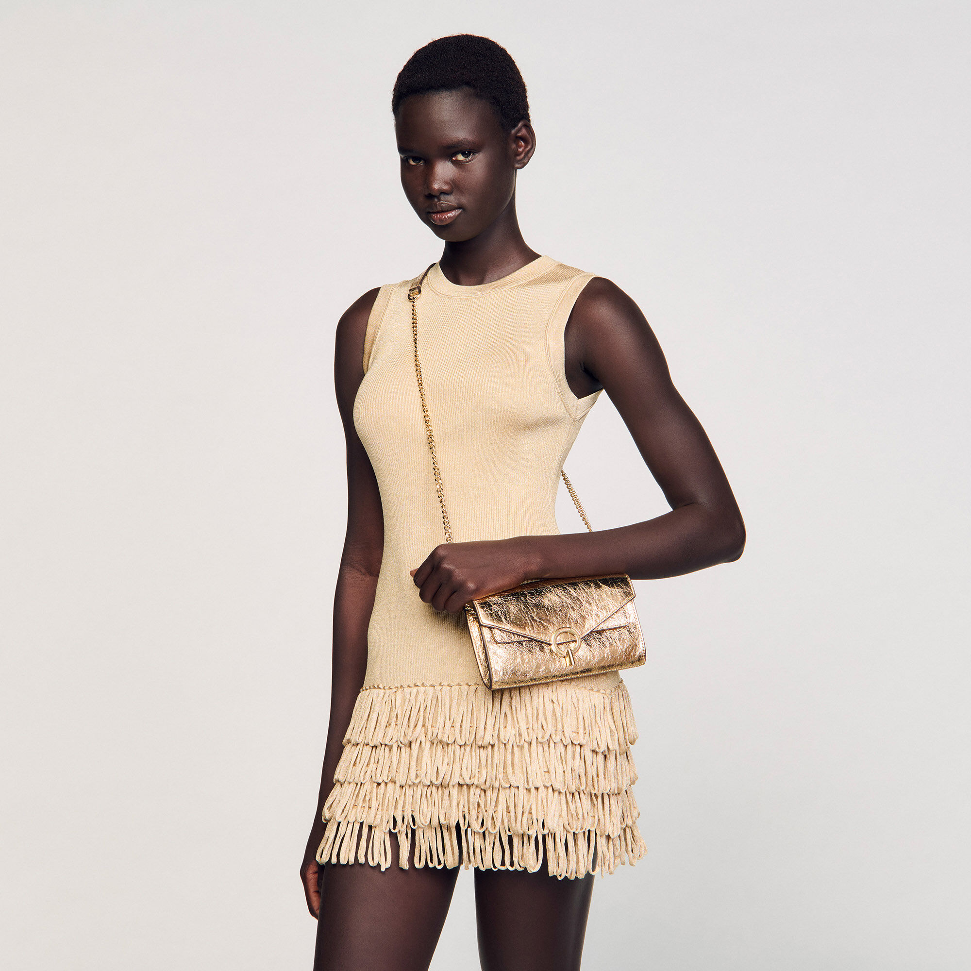 Pochette aus goldfarbenem Leder