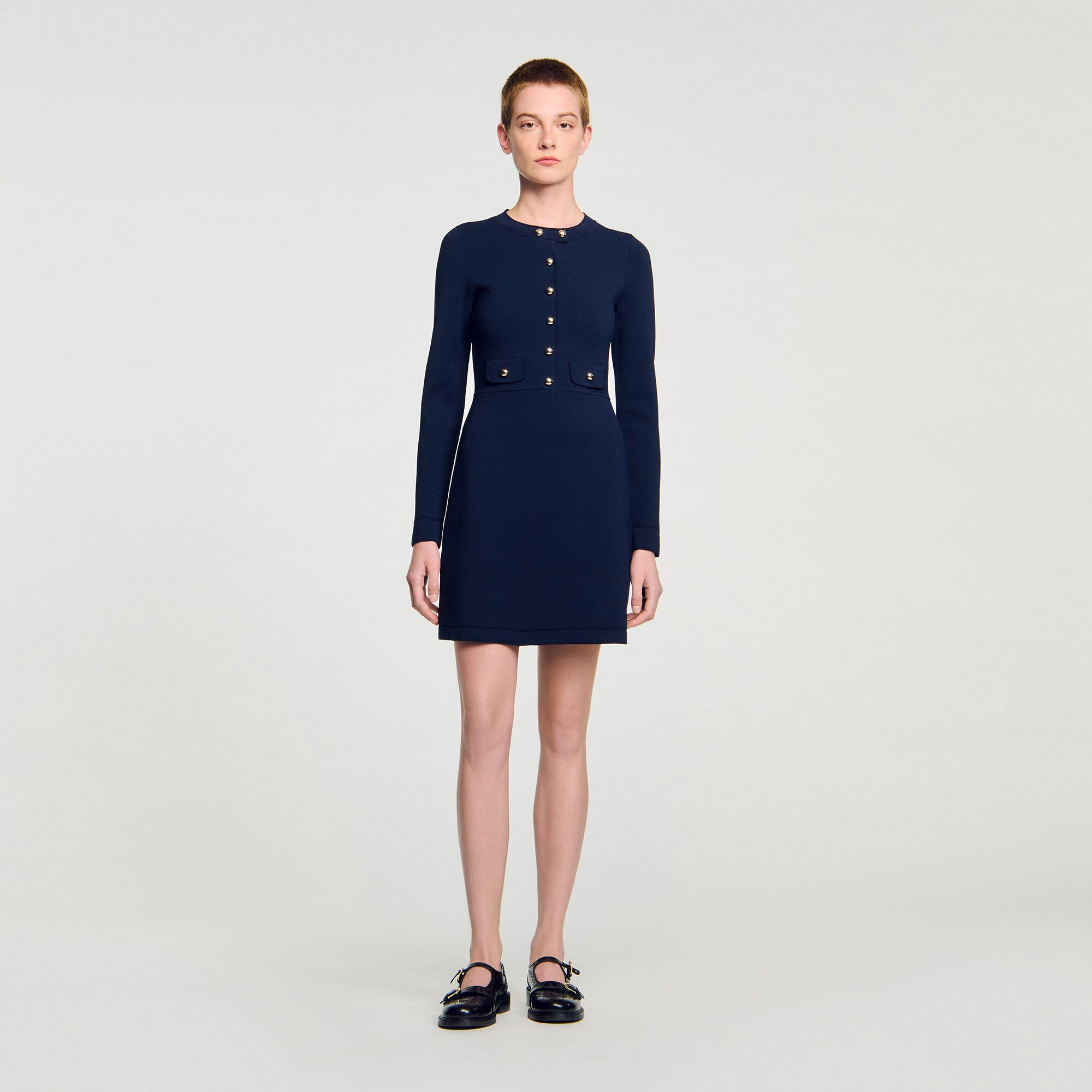 Kurzes geknöpftes Strickkleid