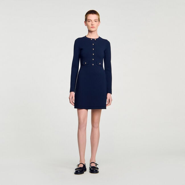 Kurzes geknöpftes Strickkleid