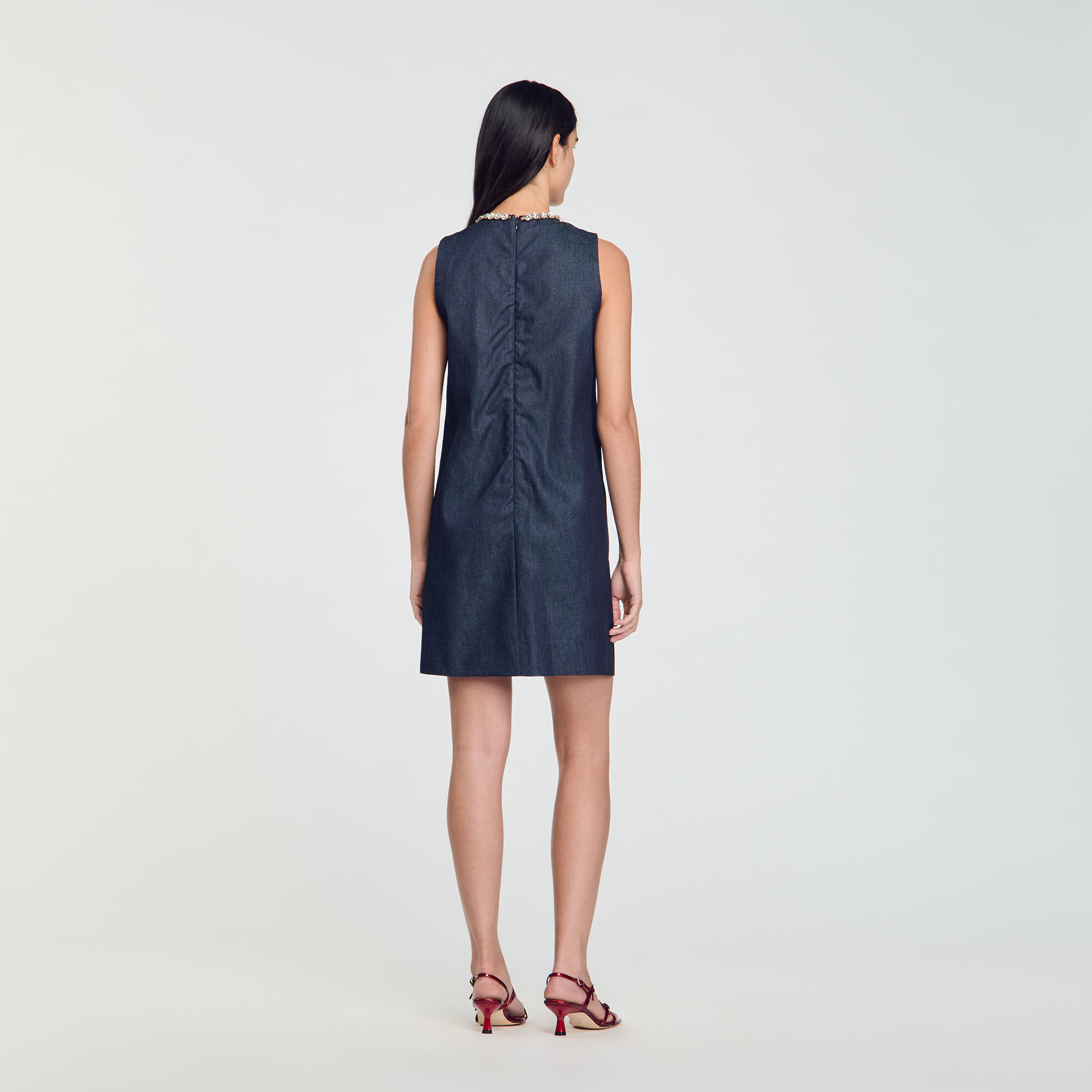 Kurzes Kleid mit Strassbesatz