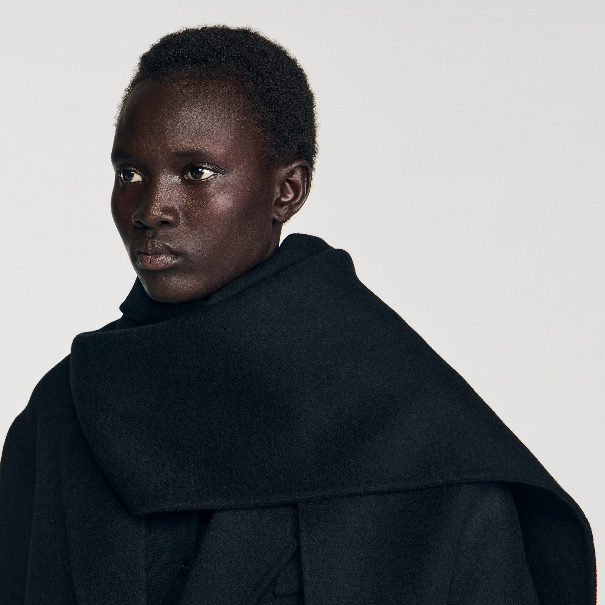 Kurzmantel mit integriertem Schal