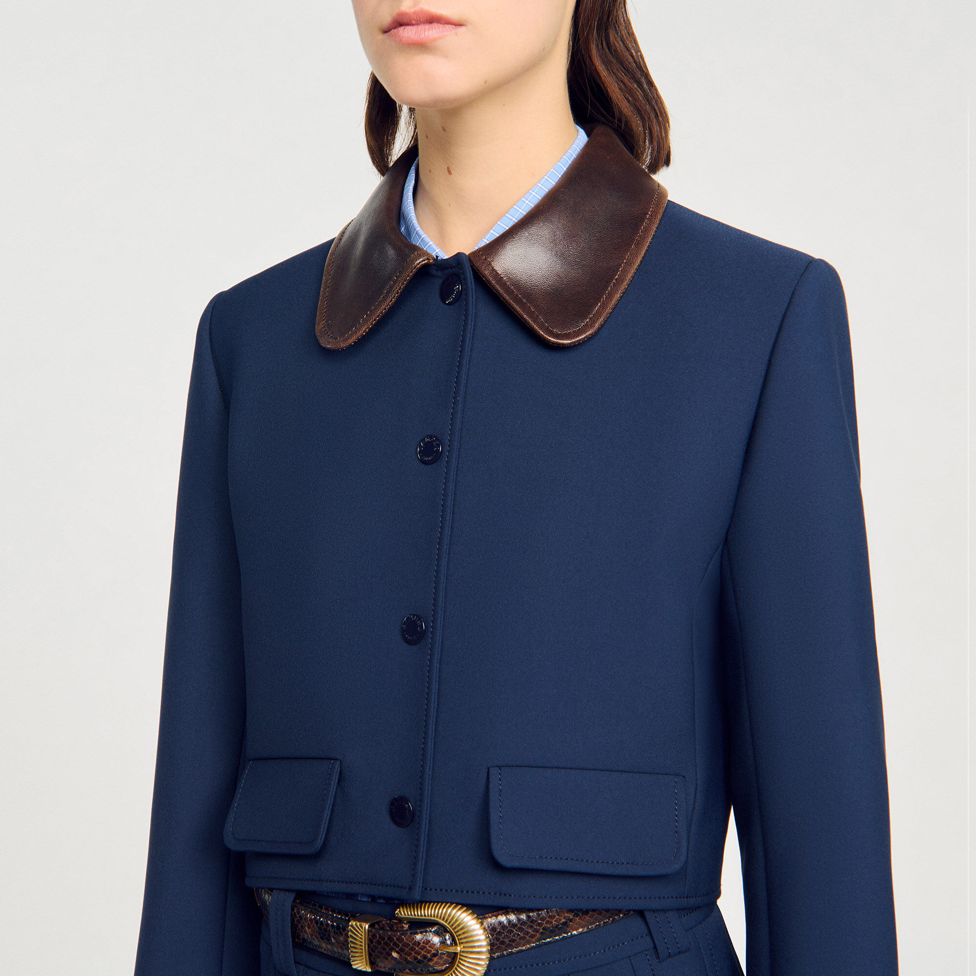 Kurze Jacke mit Lederkragen