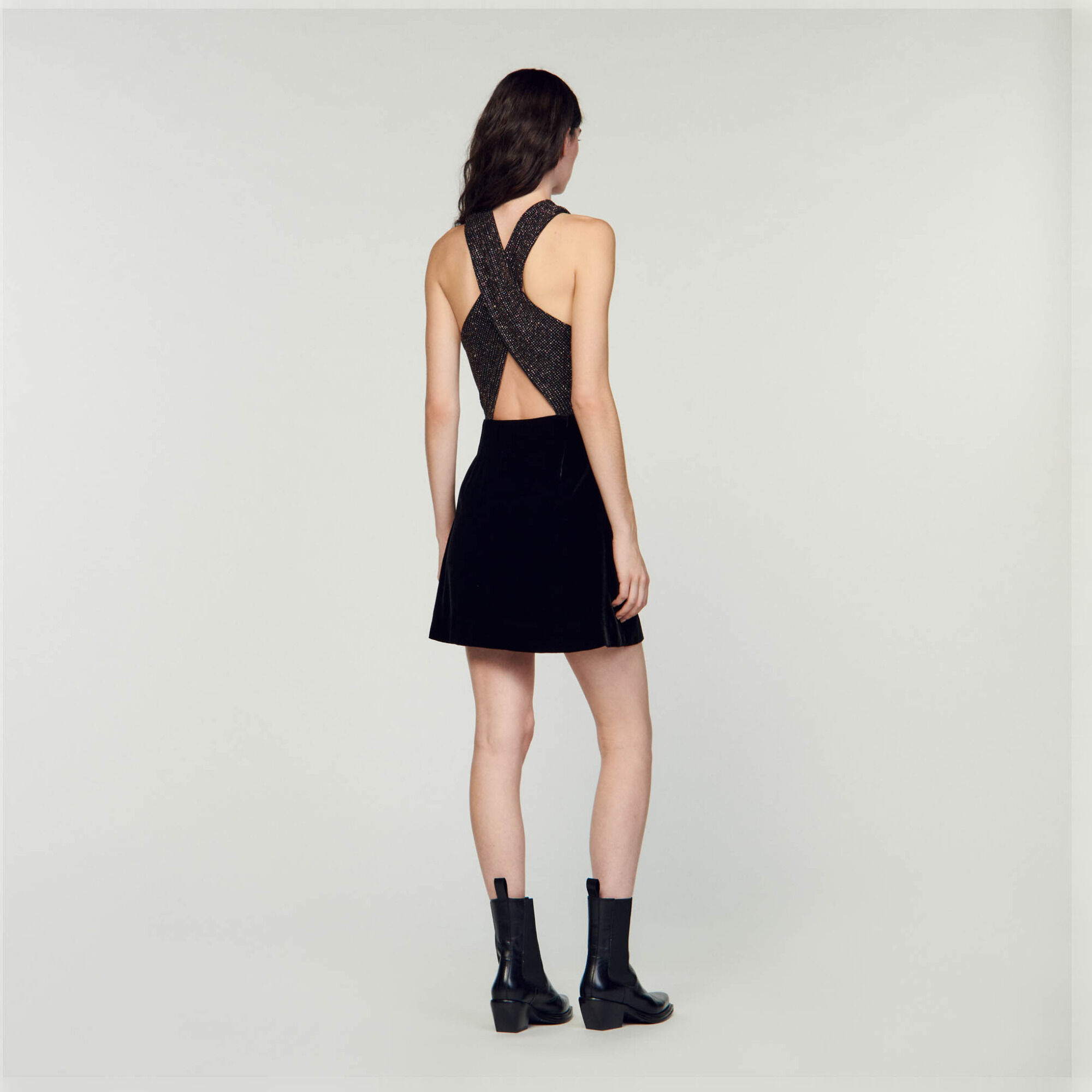 Kurzes Kleid im Materialmix