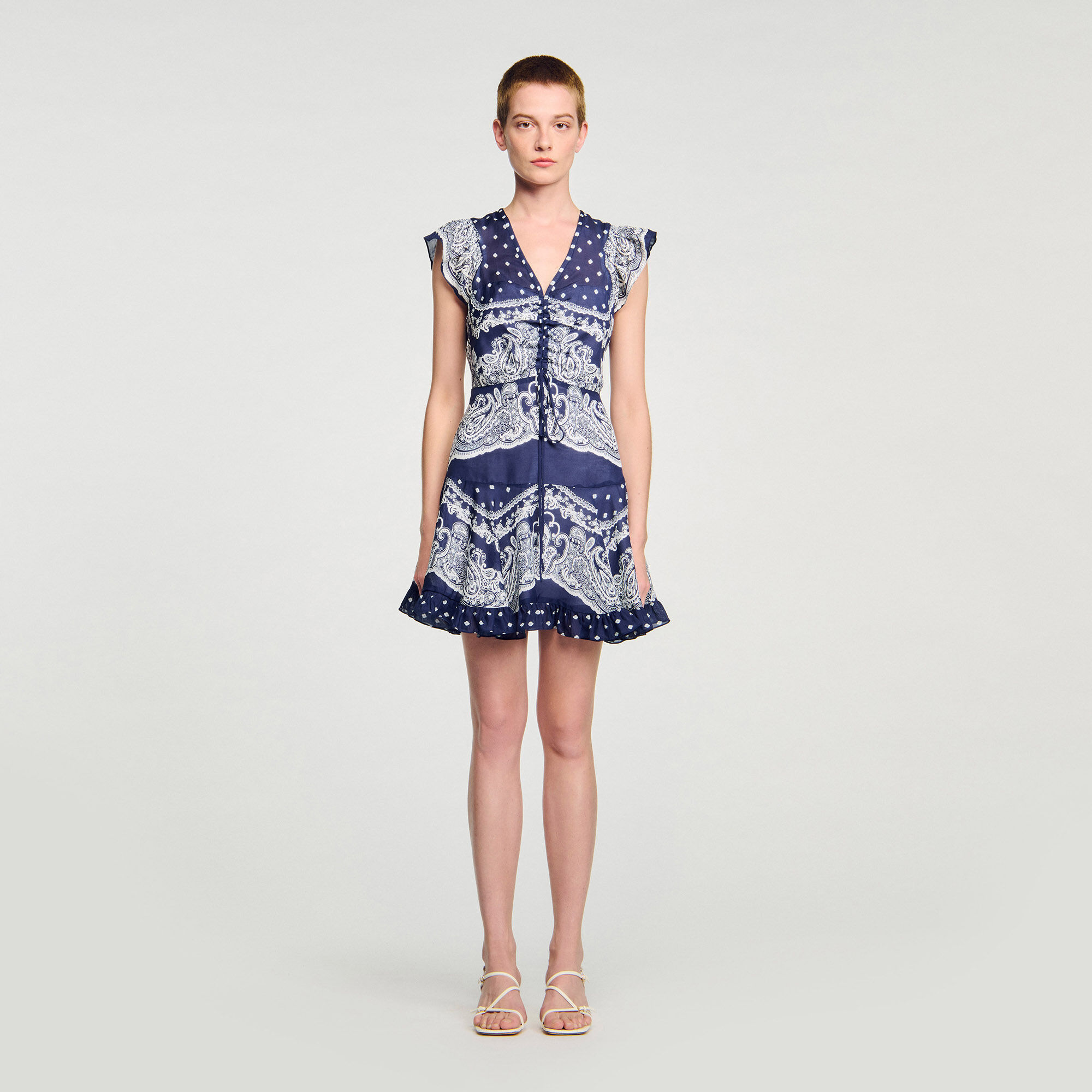 Kurzes Kleid mit Bandana-Print