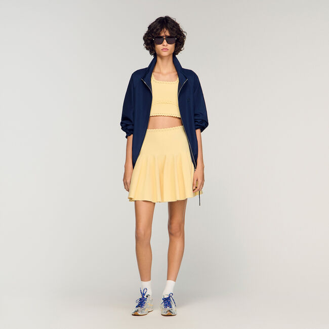 Kurzer Skaterrock aus Strick