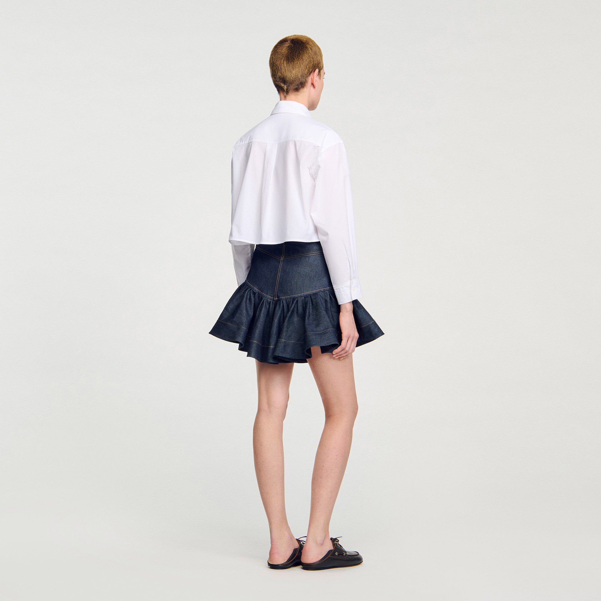 Kurze Hemdbluse mit Knotendetails