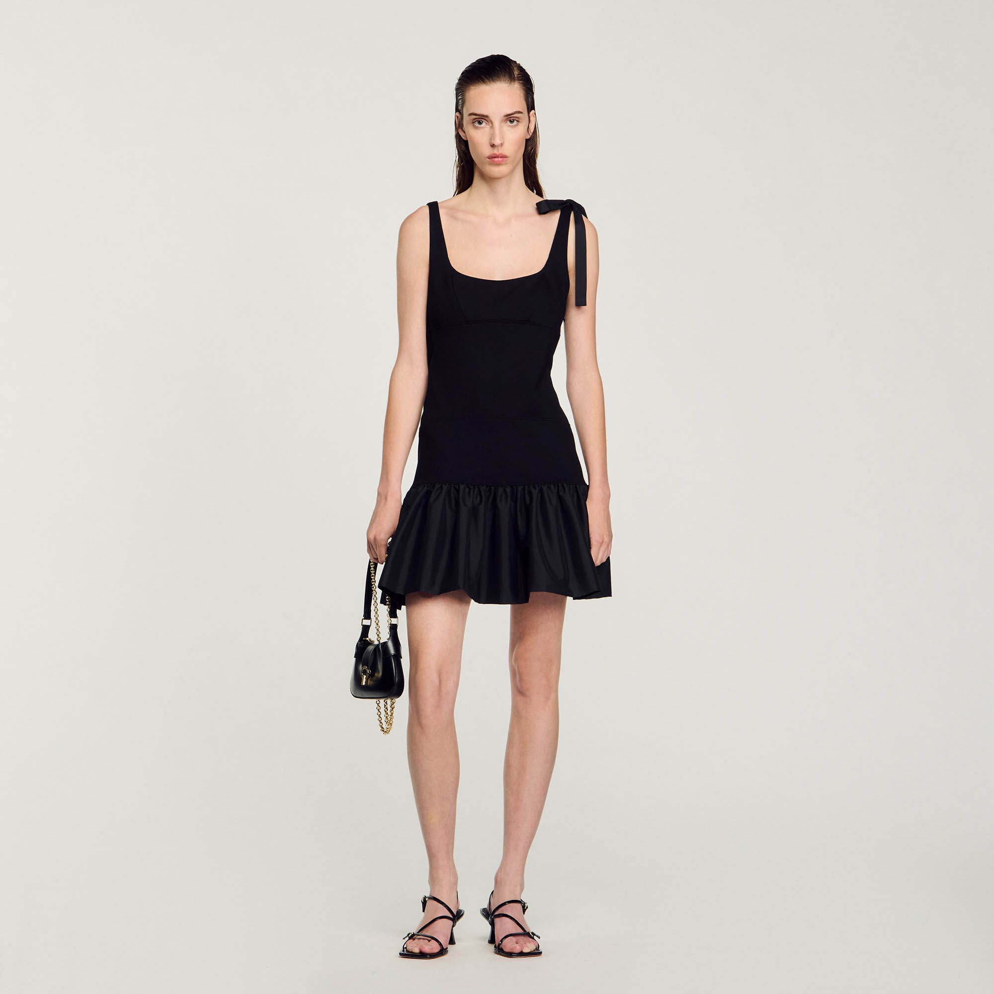 Kurzes Kleid aus Materialmix