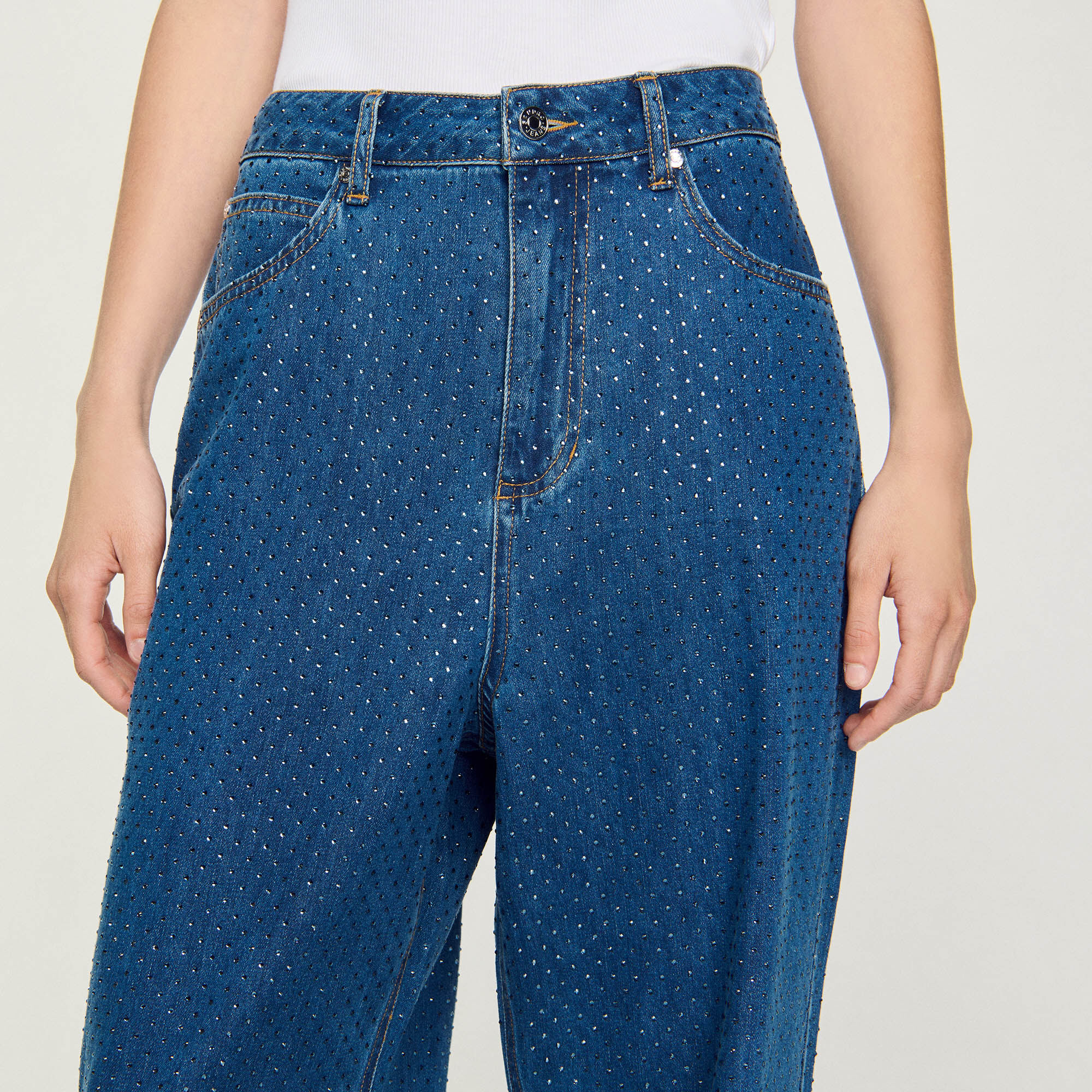 Weite Jeans mit Strassbesatz