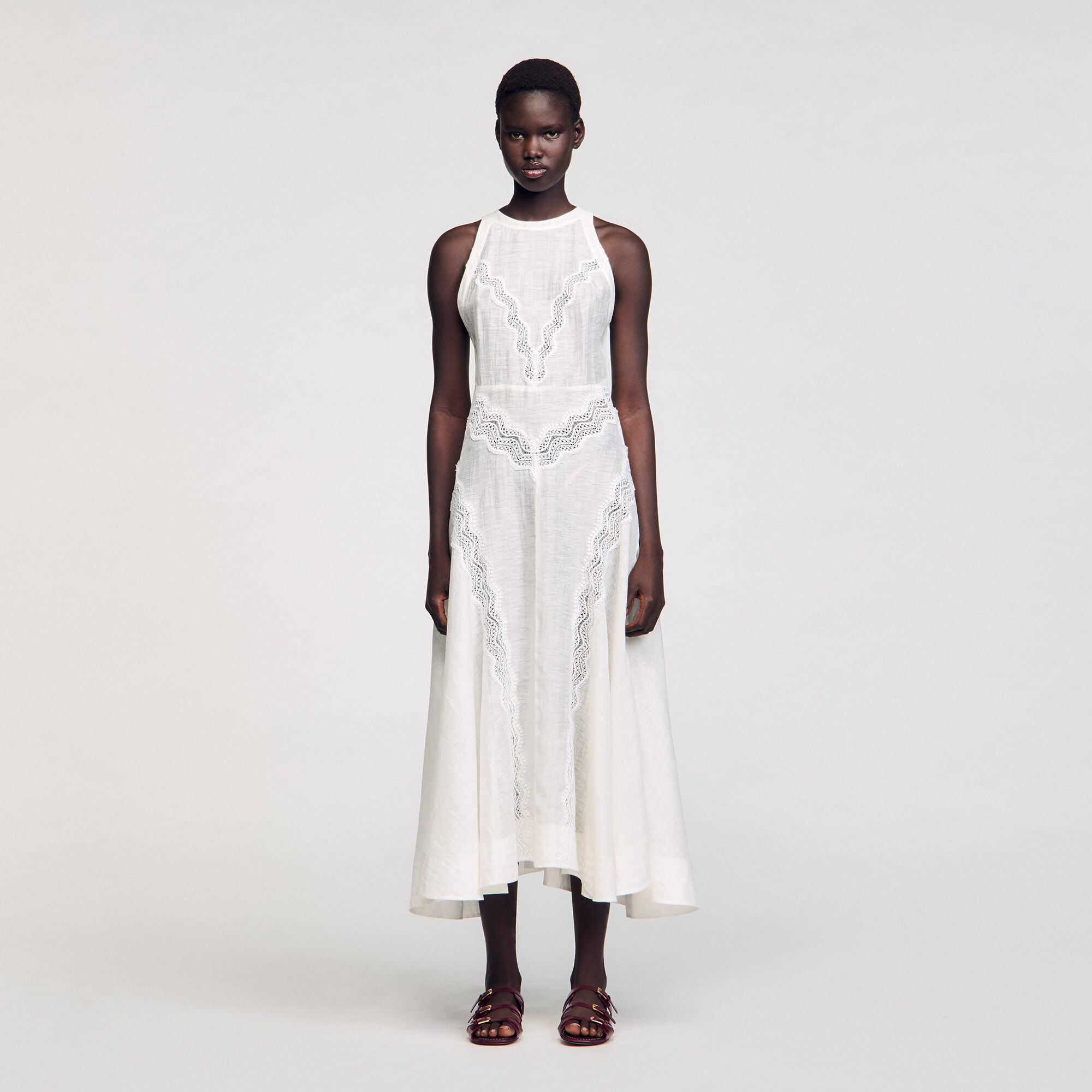 Langes Kleid mit Spitzenbesatz
