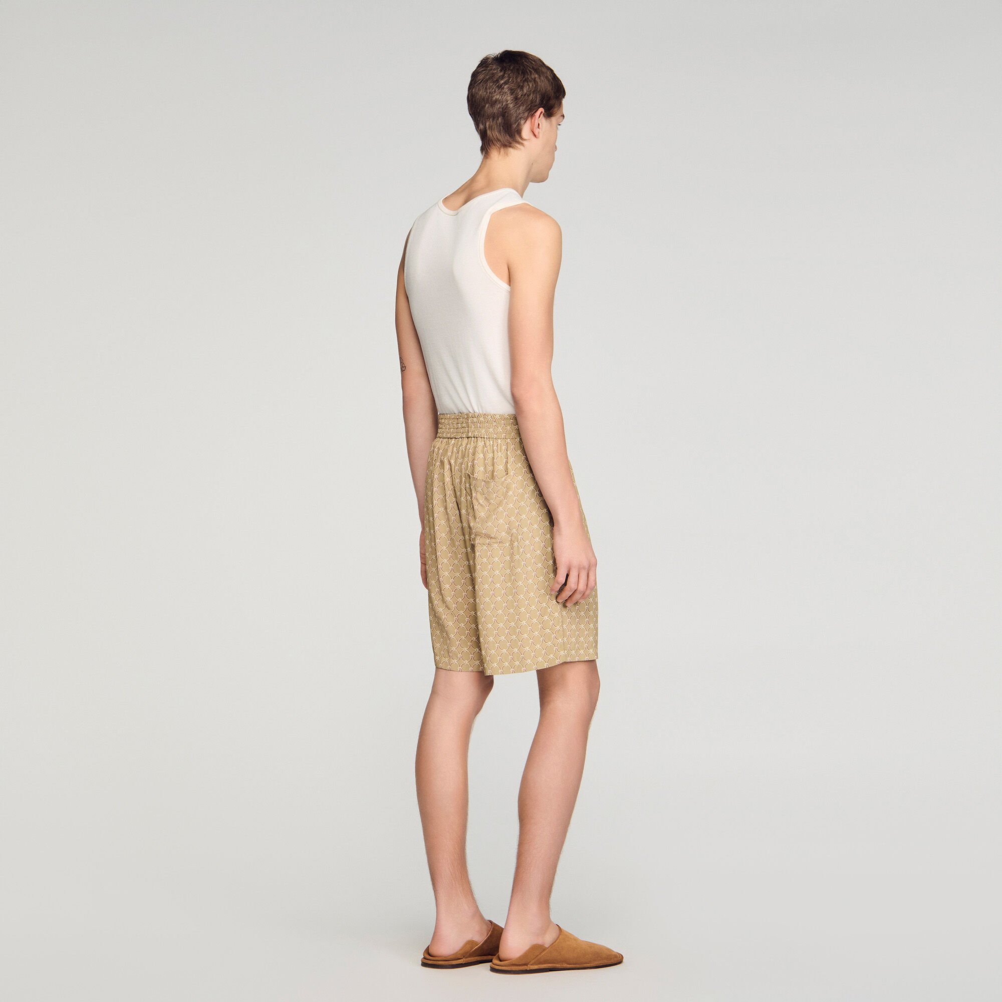 Flie&szlig;ende Shorts mit Ketten-Print
