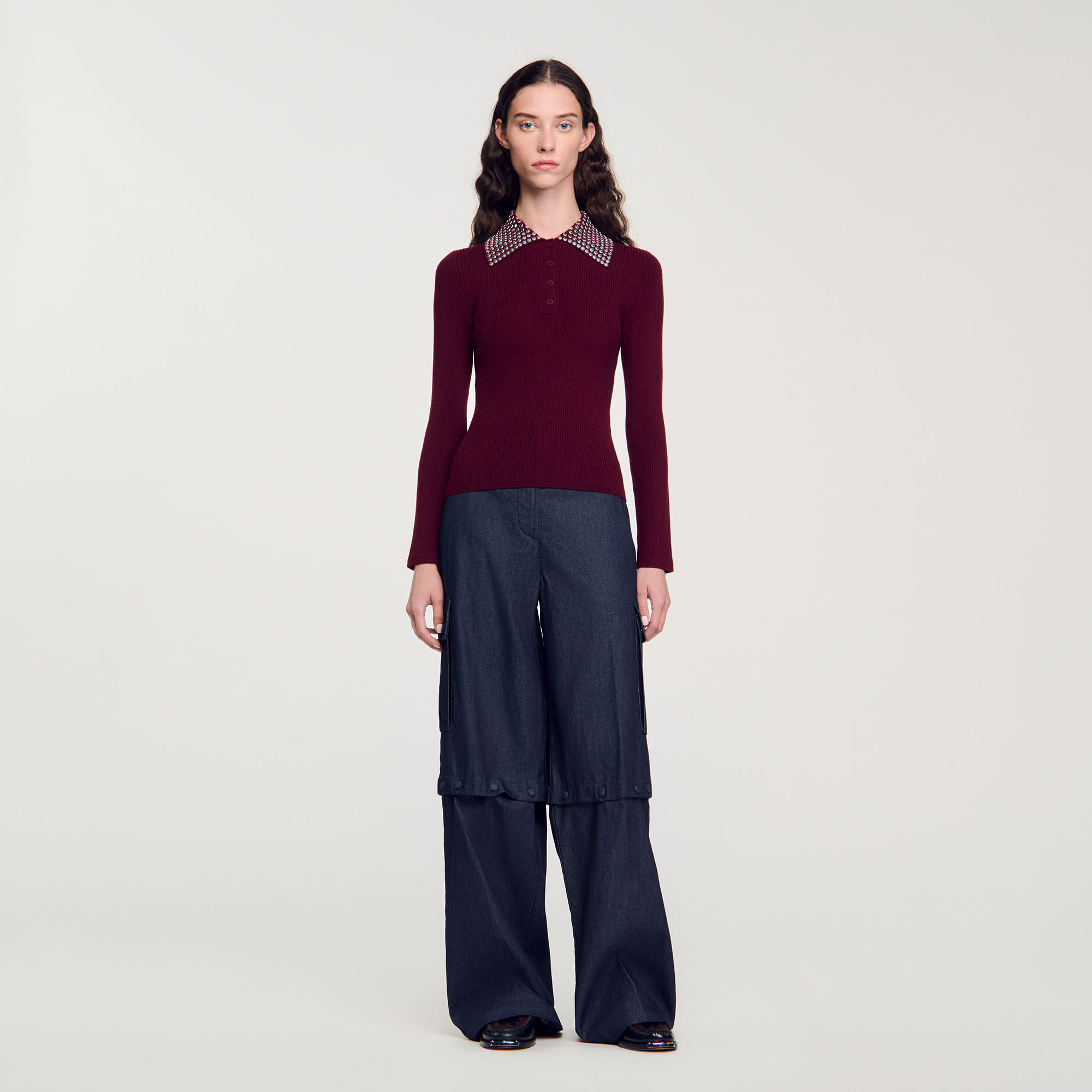Pullover mit Kragen und Zierplättchen