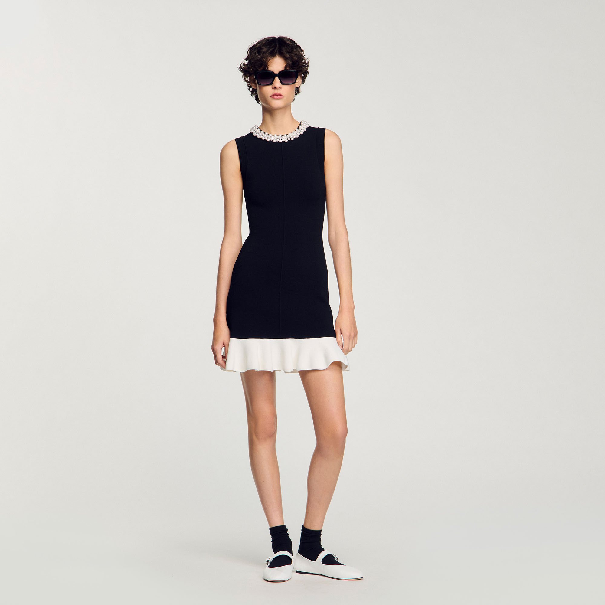 Kurzes Strickkleid mit Perlenkragen