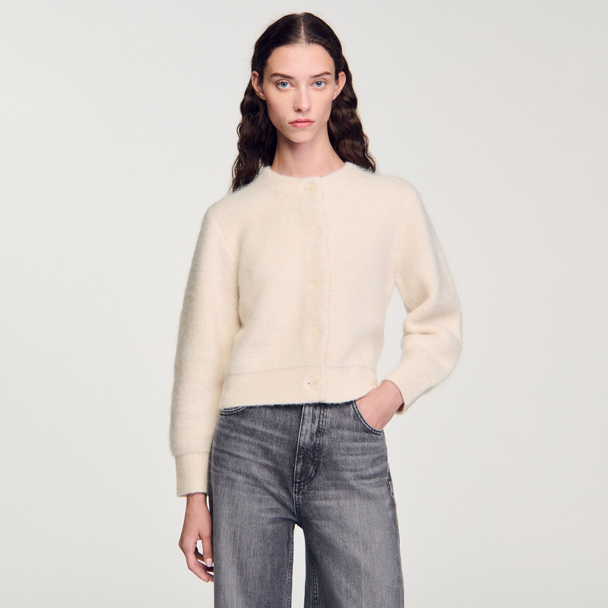 Kurzer Cardigan aus flauschigem Strick