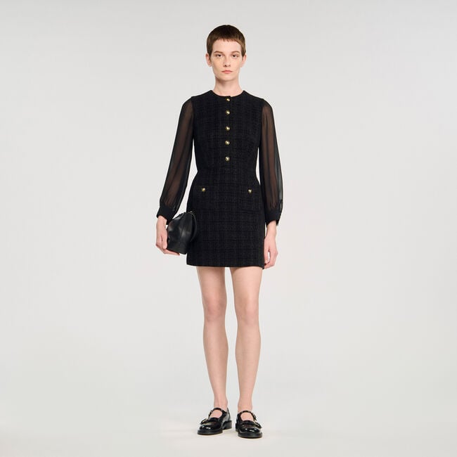 Kurzes Kleid mit langen Ärmeln