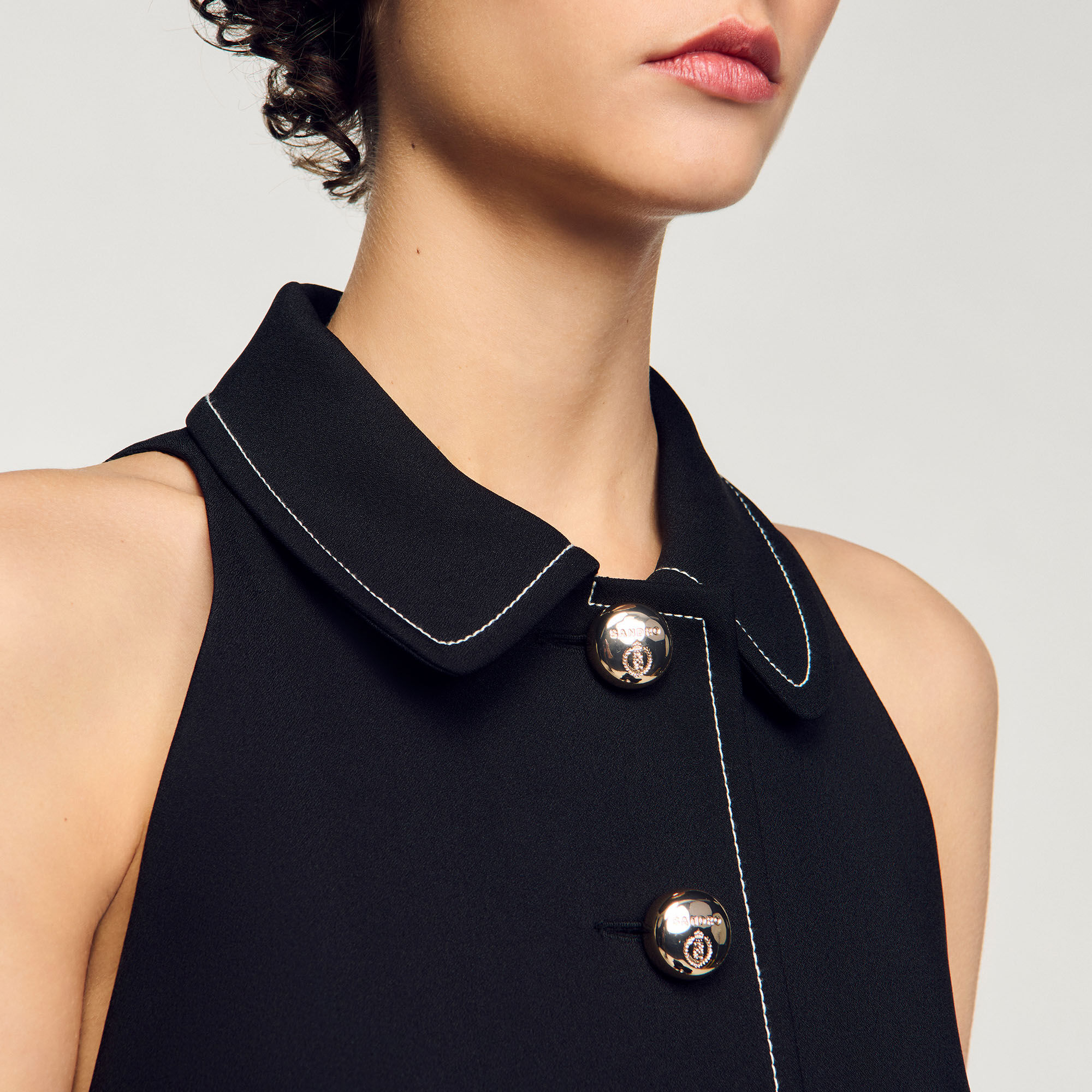 Kurzes Kleid mit Bubikragen