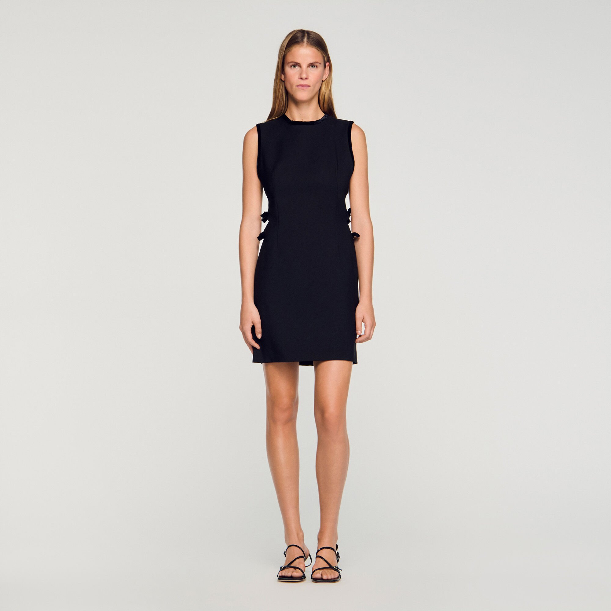 Kurzes Kleid mit Cut-Outs
