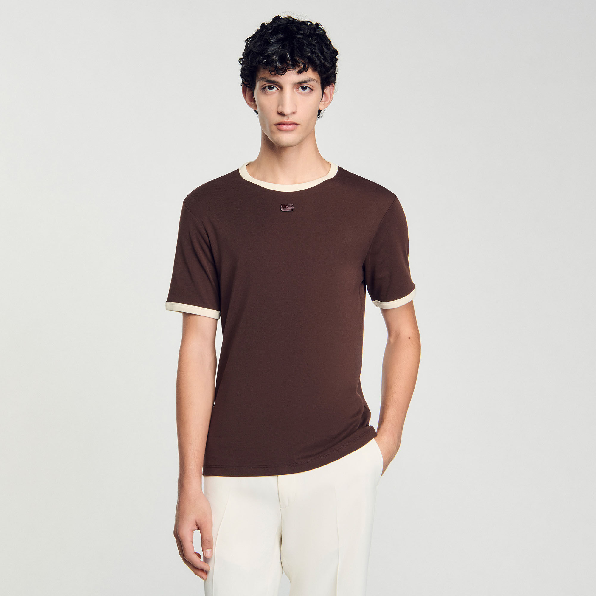 Zweifarbiges T-Shirt mit Patch