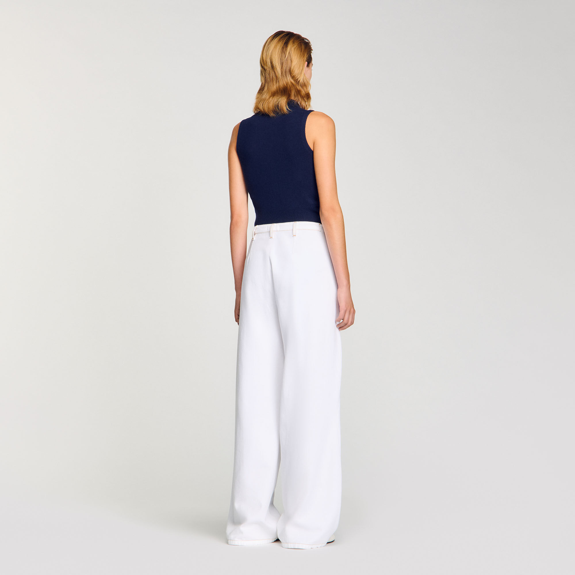 Weite Jeans mit Ziernähten