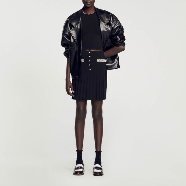 Kurzer, mit Perlen besetzter Rock