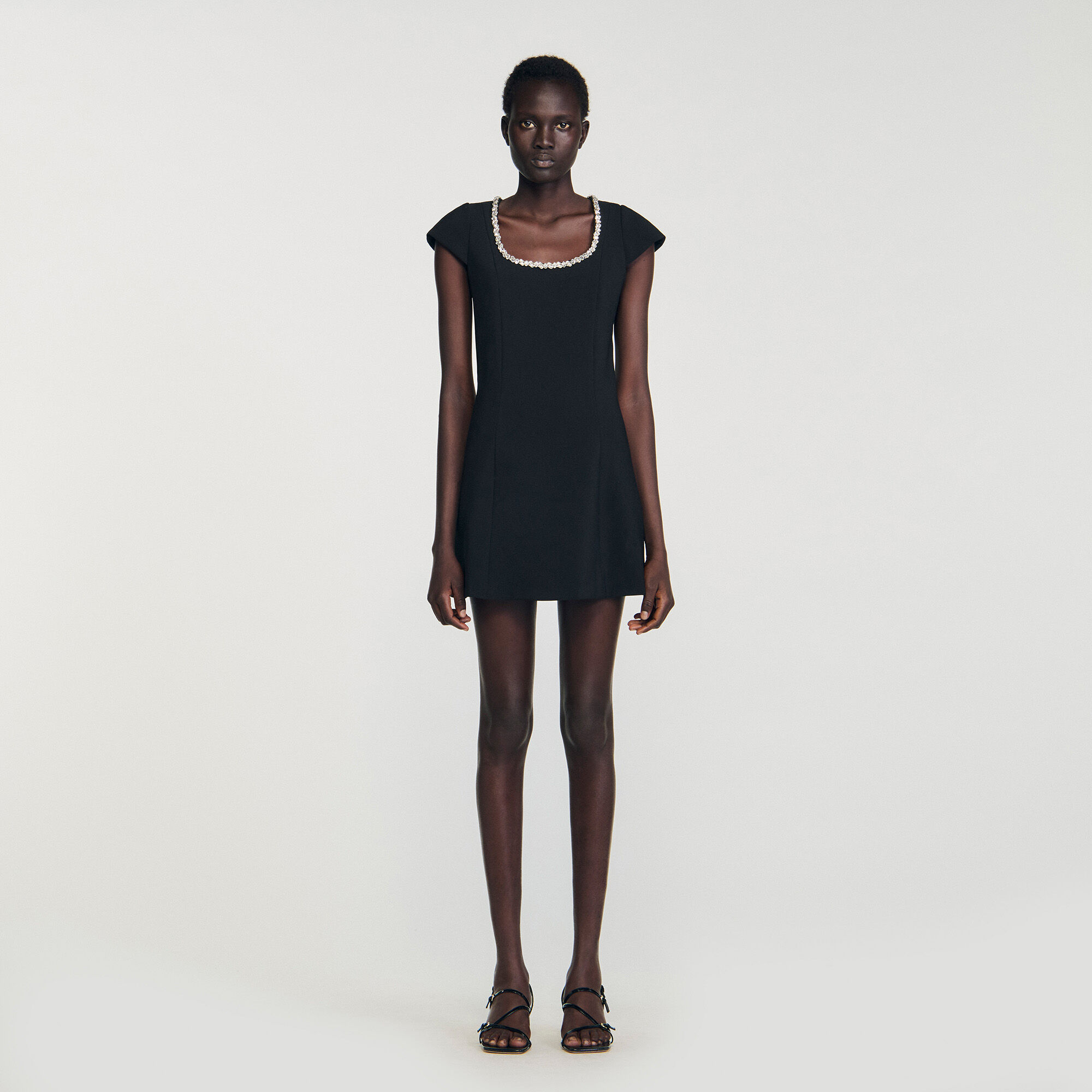 Kurzes Kleid mit Strasskragen