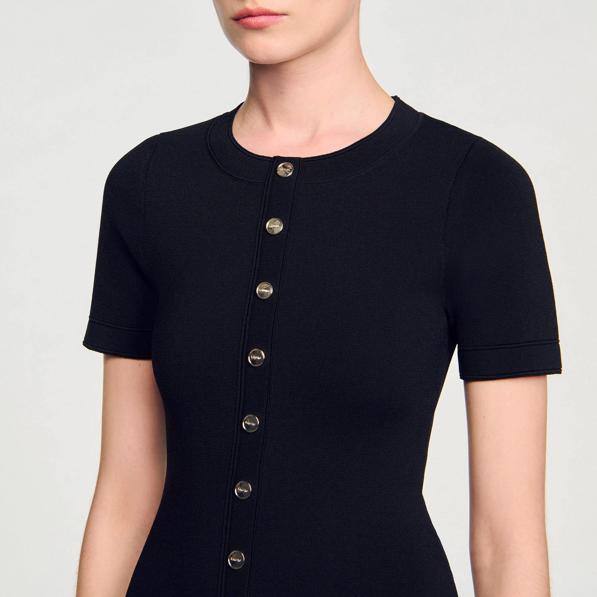 Kurzes Strickkleid mit Volant