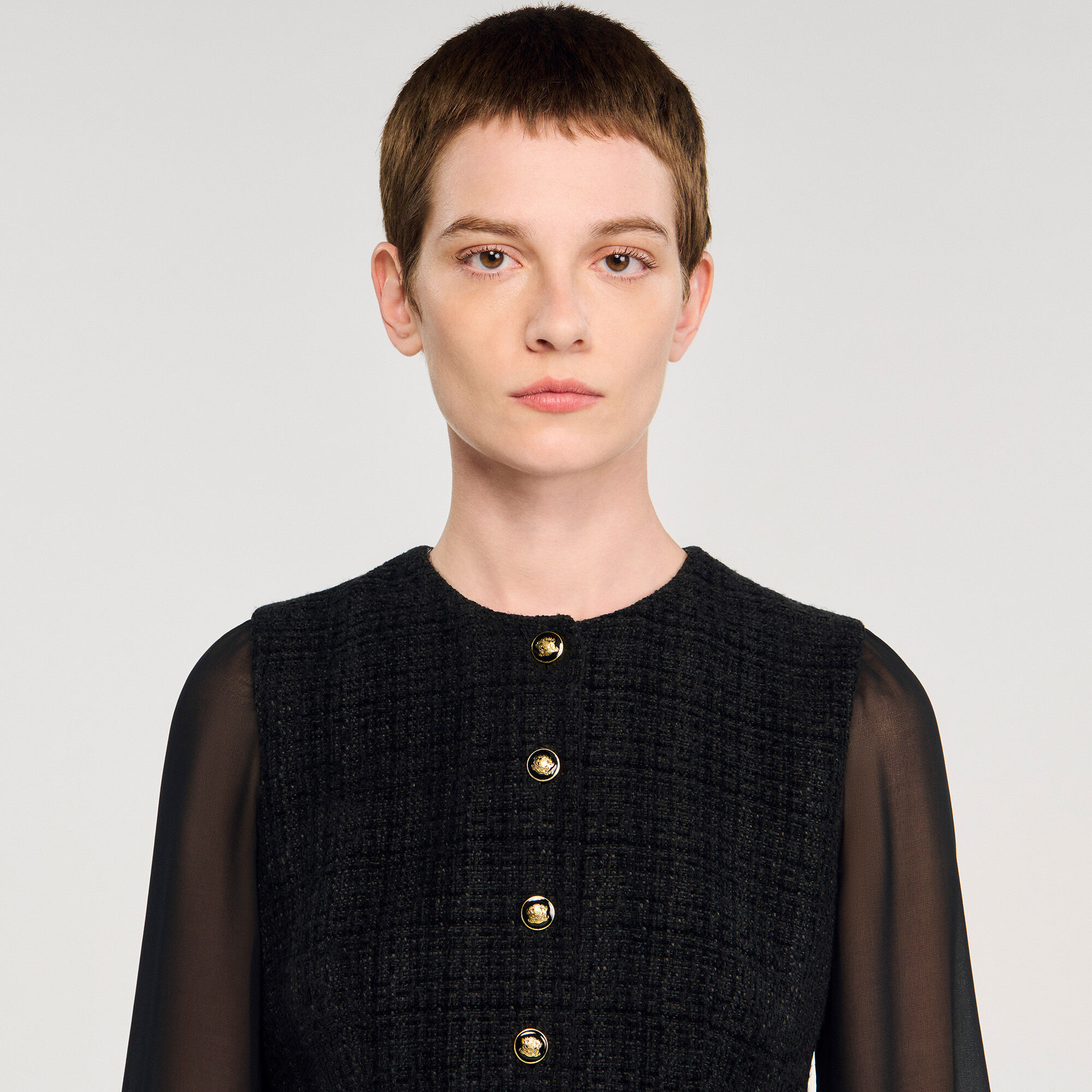 Kurzes Kleid mit langen Ärmeln