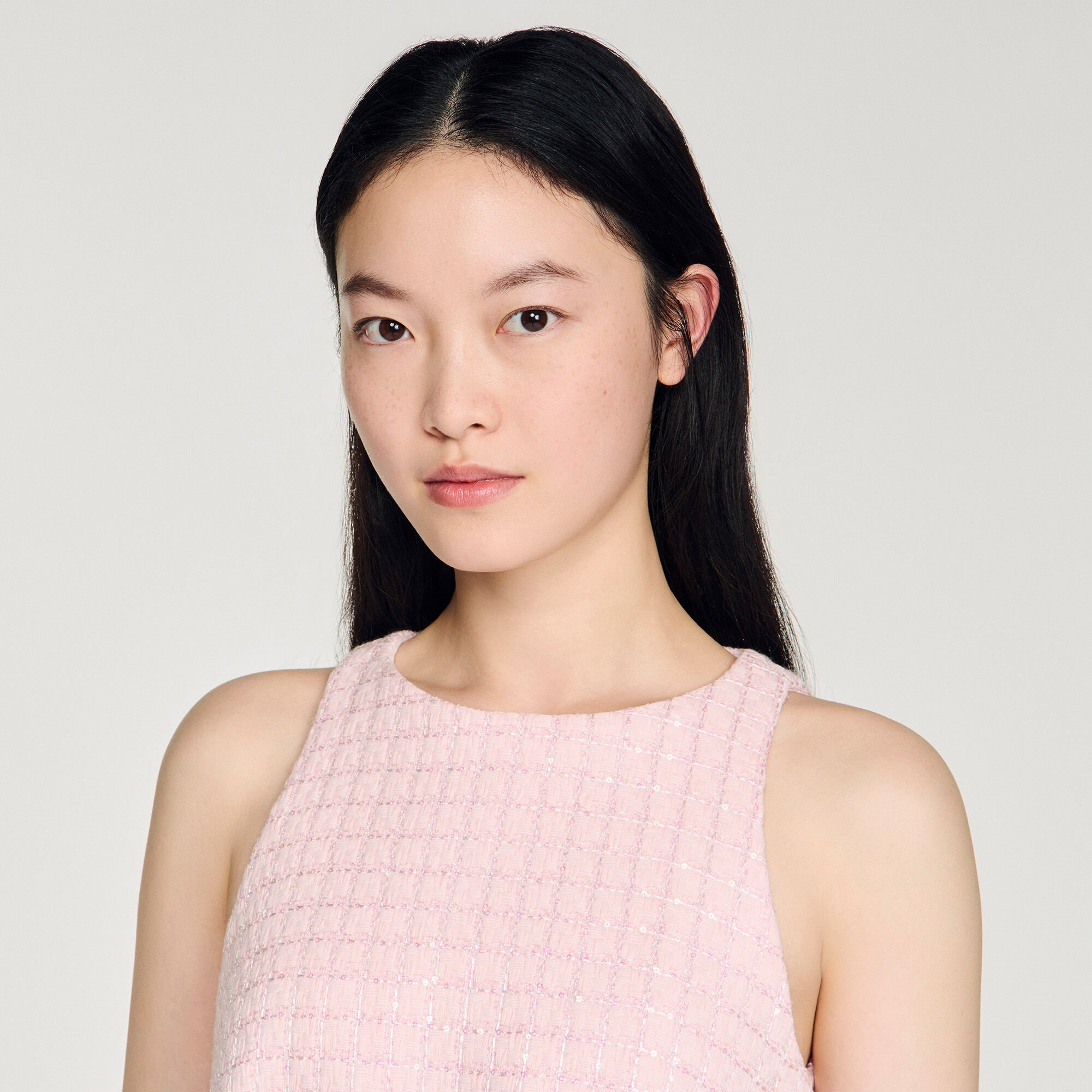 Kurzes Tweedkleid mit Pailletten