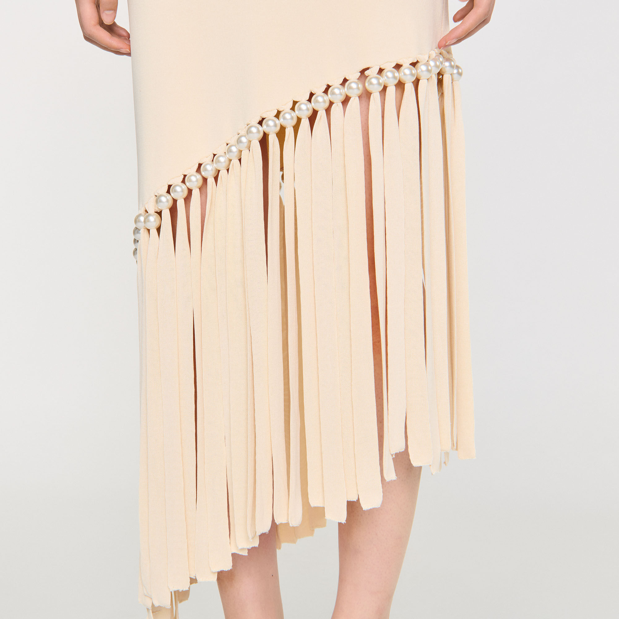 Strickkleid mit Fransen und Perlen