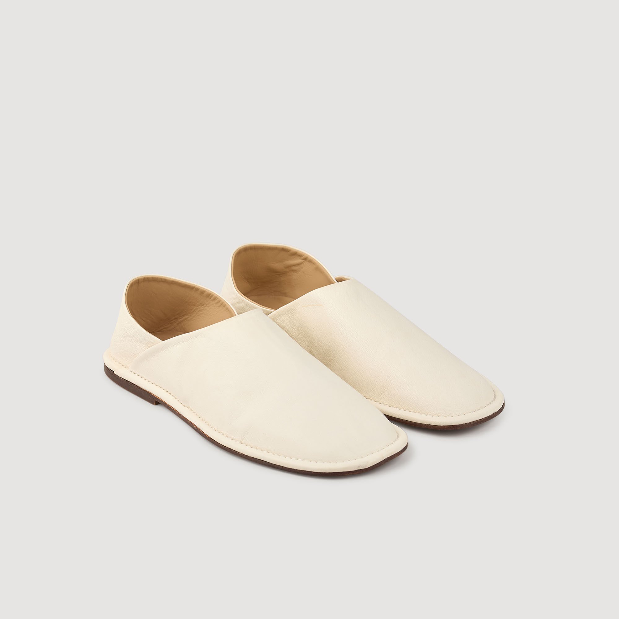 Hausschuhe aus genarbtem Leder