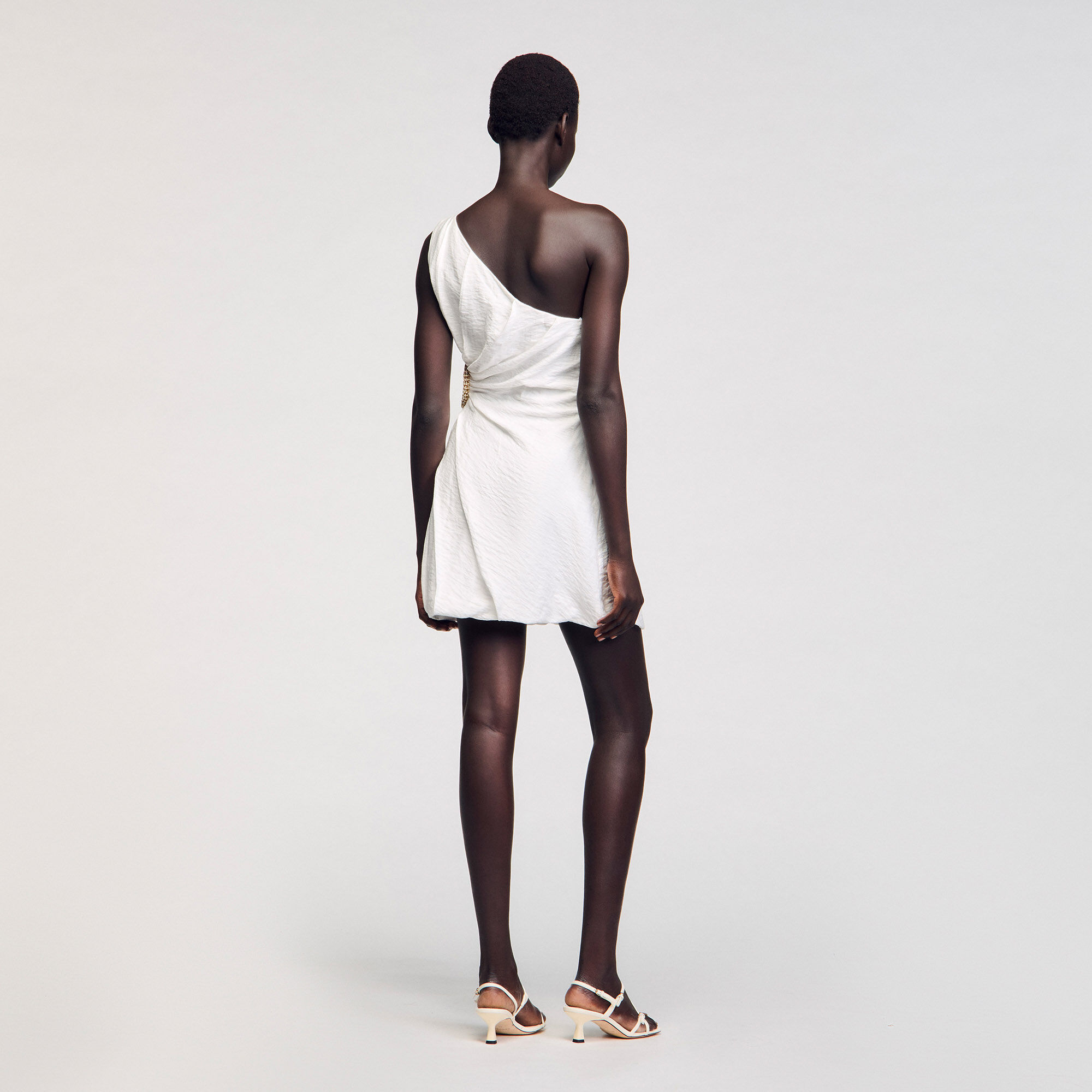 Kurzes asymmetrisches Kleid