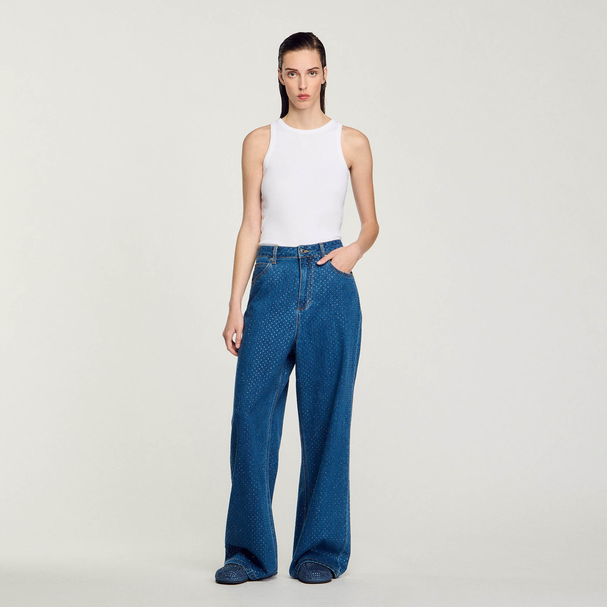 Weite Jeans mit Strassbesatz
