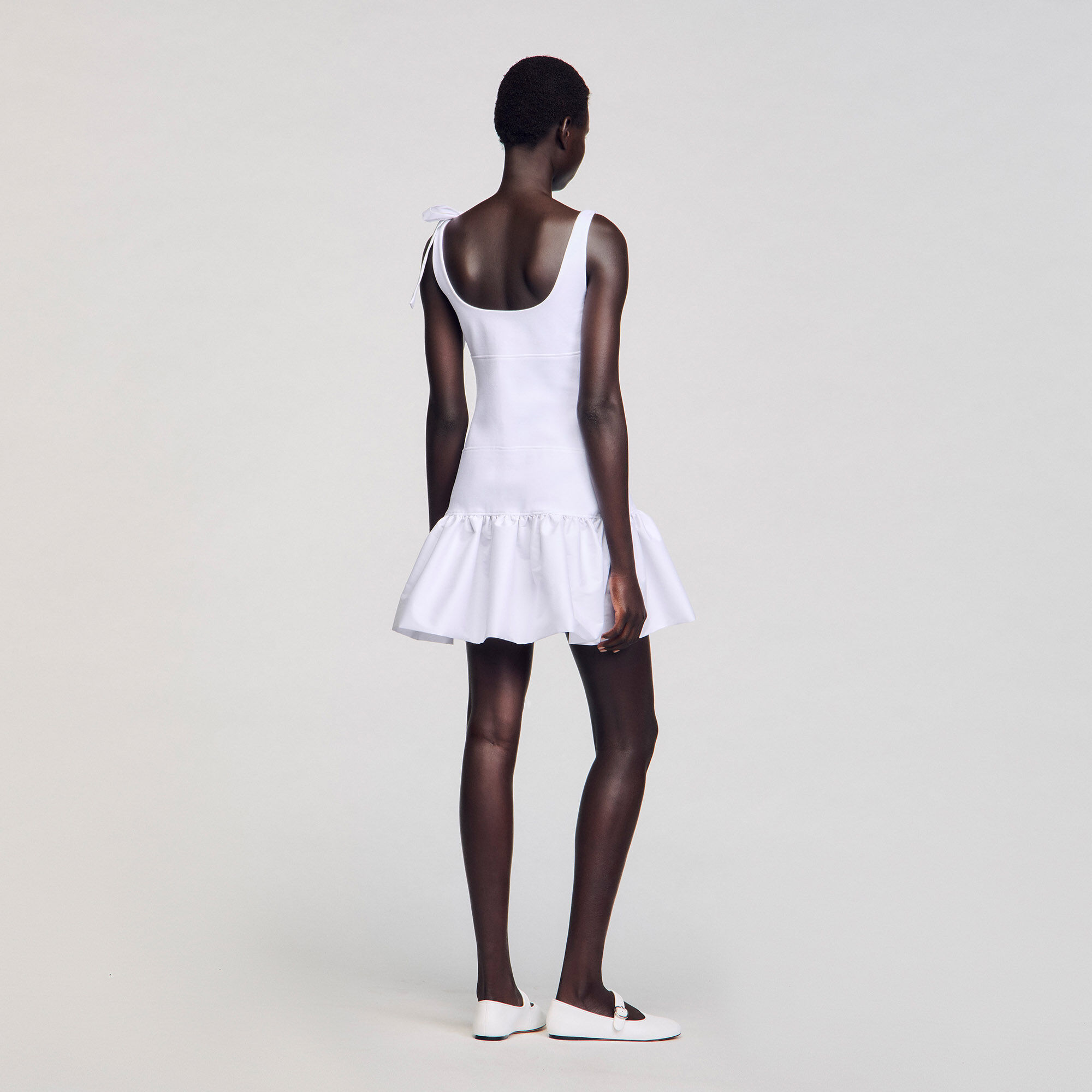 Kurzes Kleid aus Materialmix