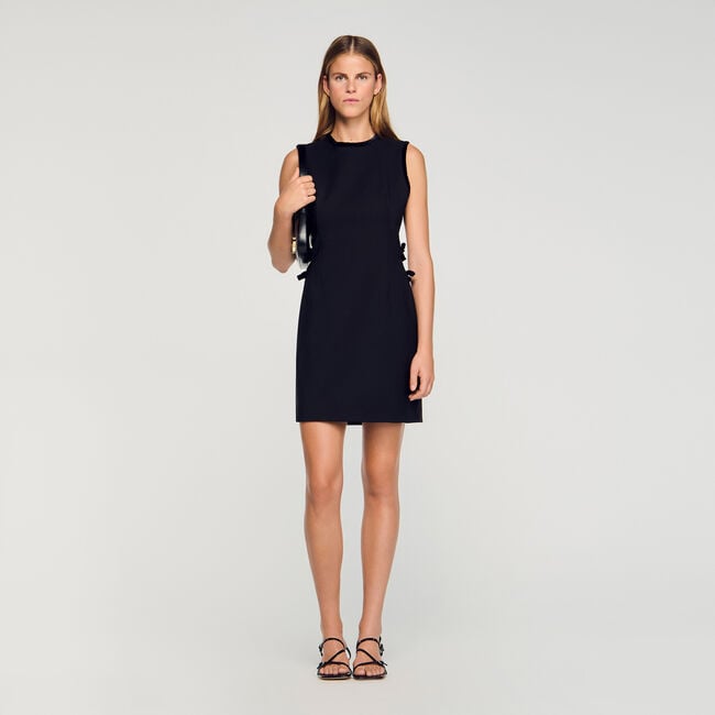 Kurzes Kleid mit Cut-Outs