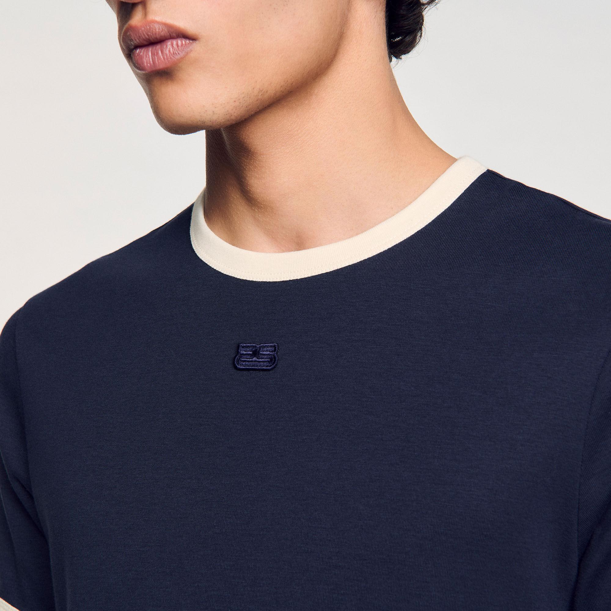 Zweifarbiges T-Shirt mit Patch