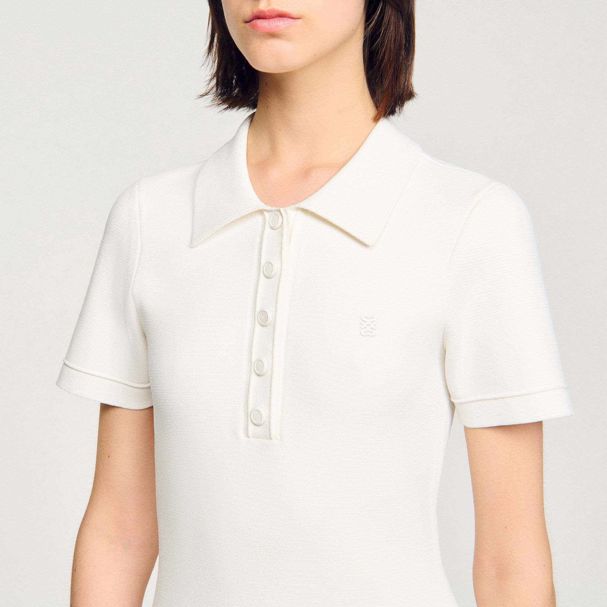 Kurzes Strickkleid mit Polokragen