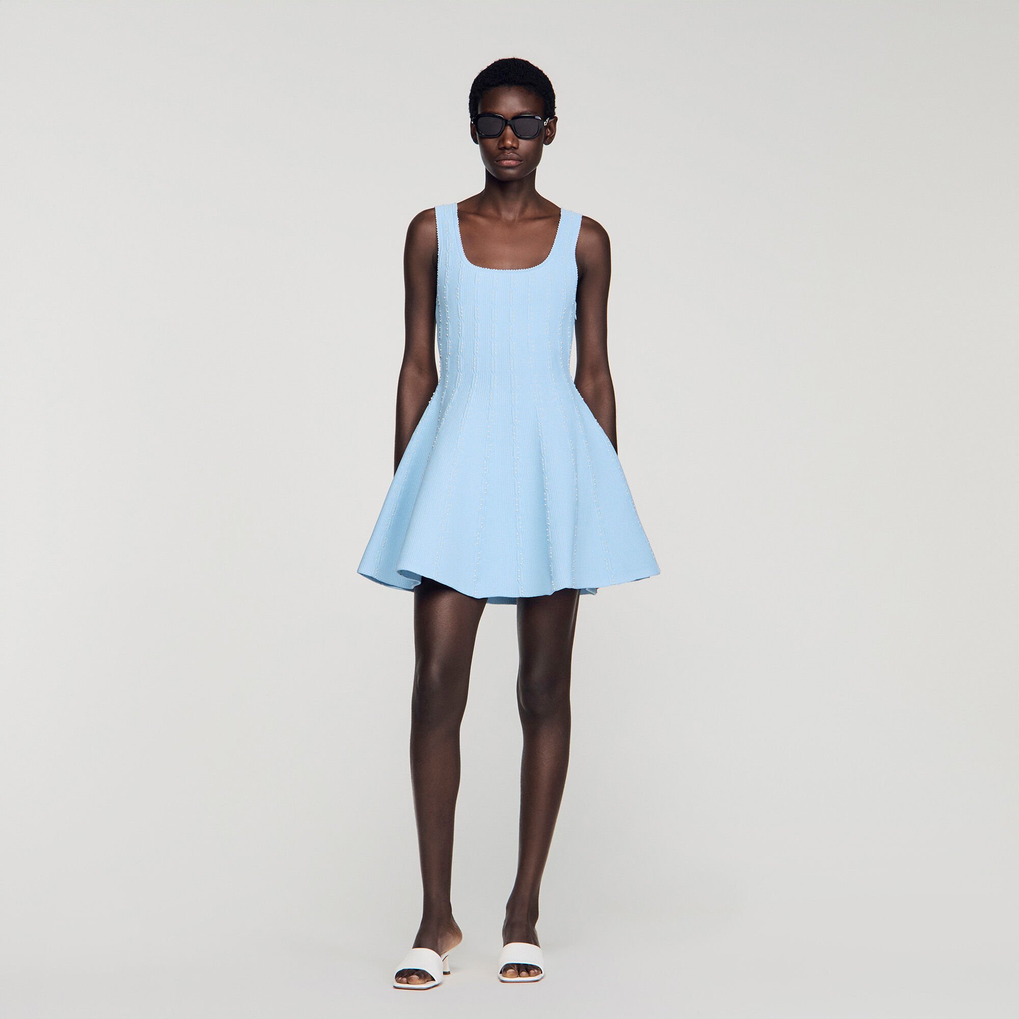 Kurzes Strickkleid mit Perlen