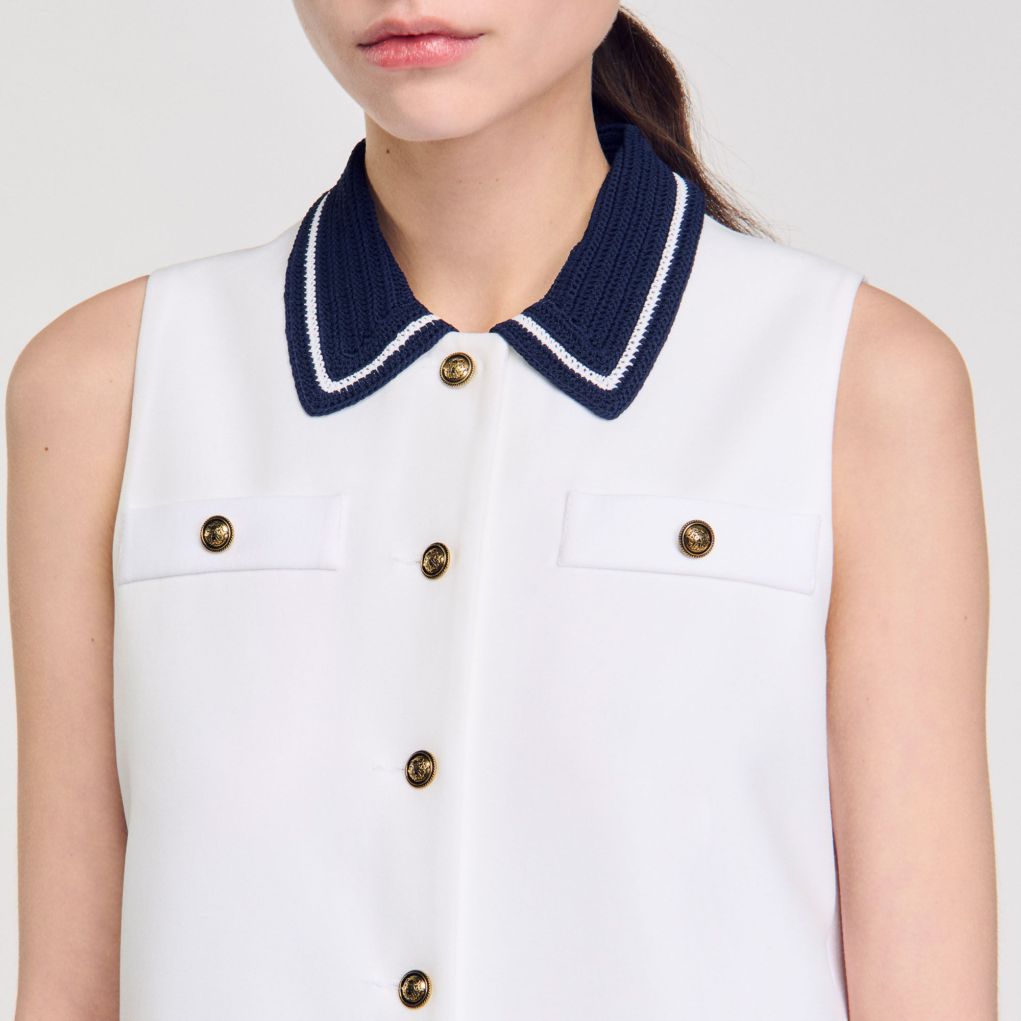 Kurzes Kleid mit Kontrastkragen