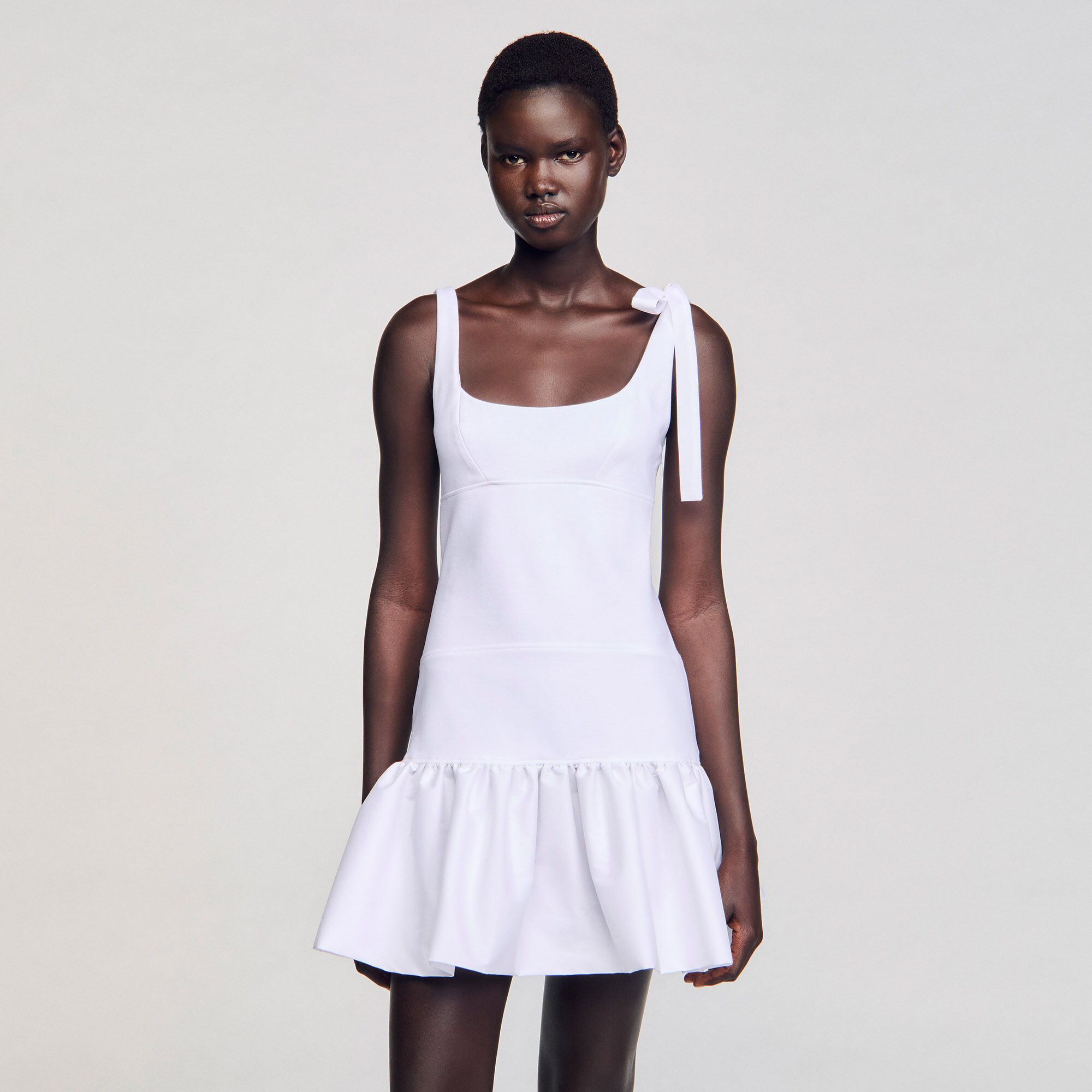 Kurzes Kleid aus Materialmix