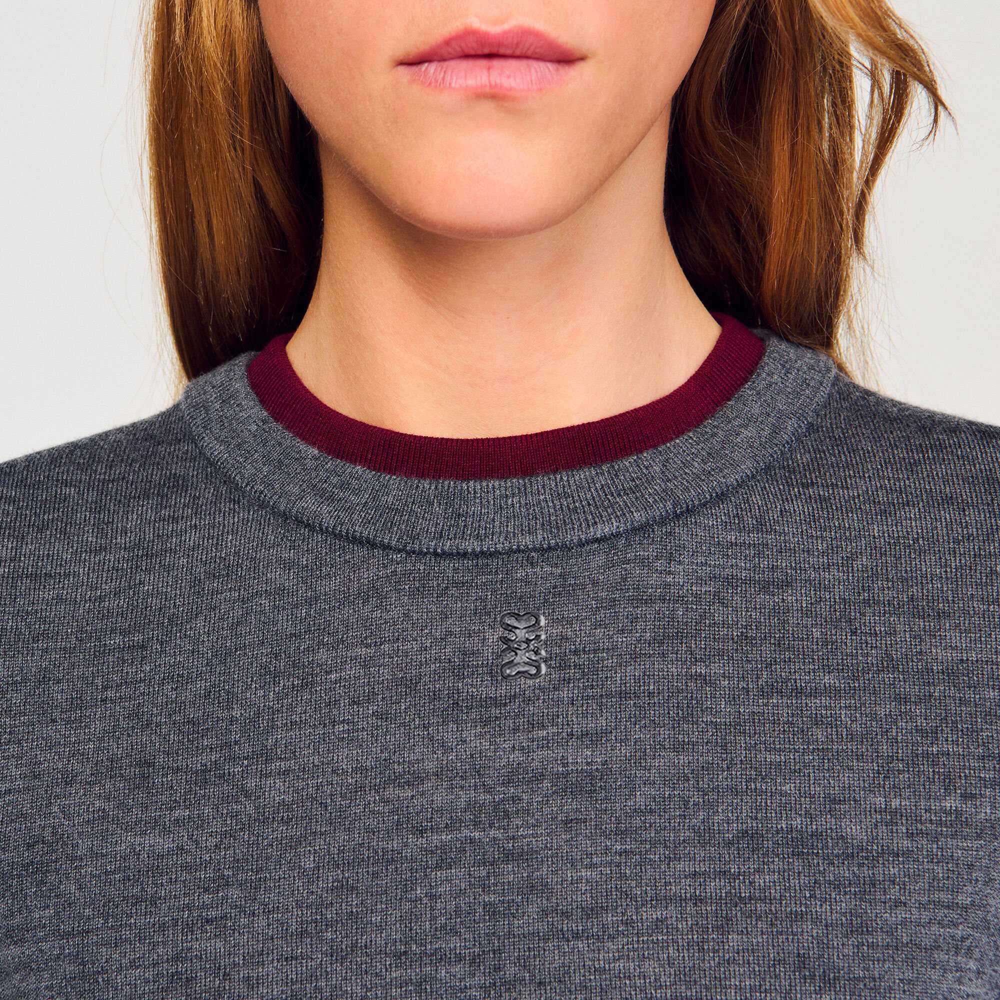 Zweifarbiger kurzer Pullover