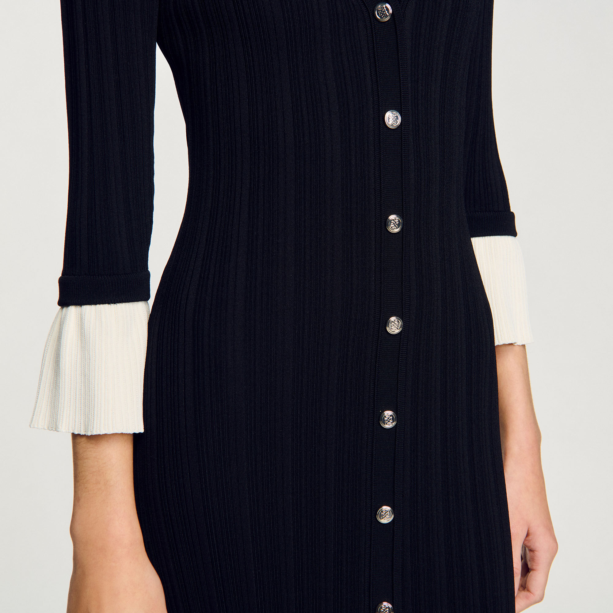 Langes zweifarbiges Strickkleid