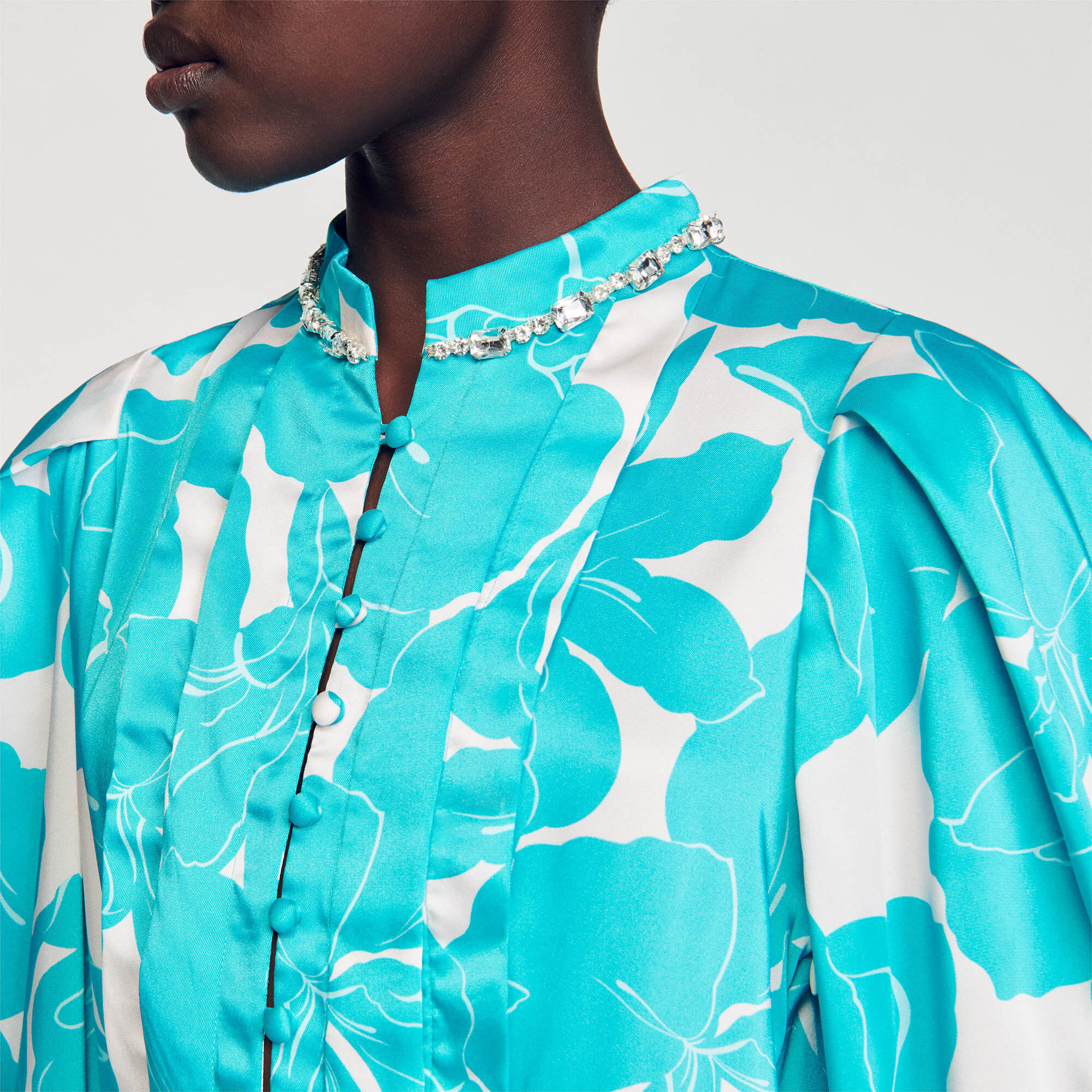 Langes fließendes Kleid mit Blumen-Print