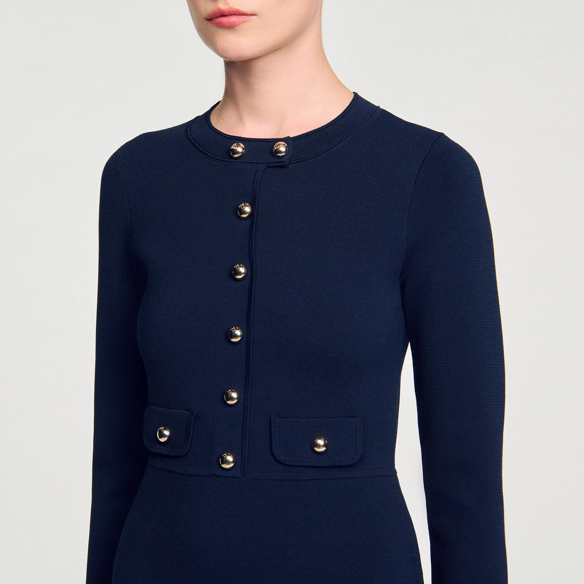 Kurzes geknöpftes Strickkleid