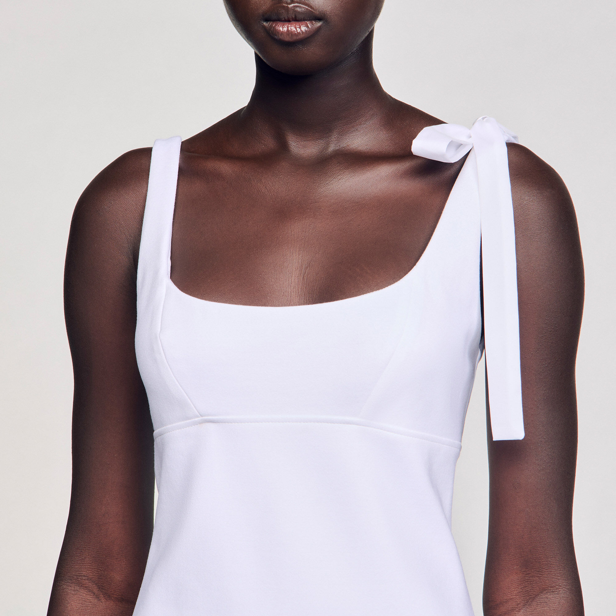 Kurzes Kleid aus Materialmix