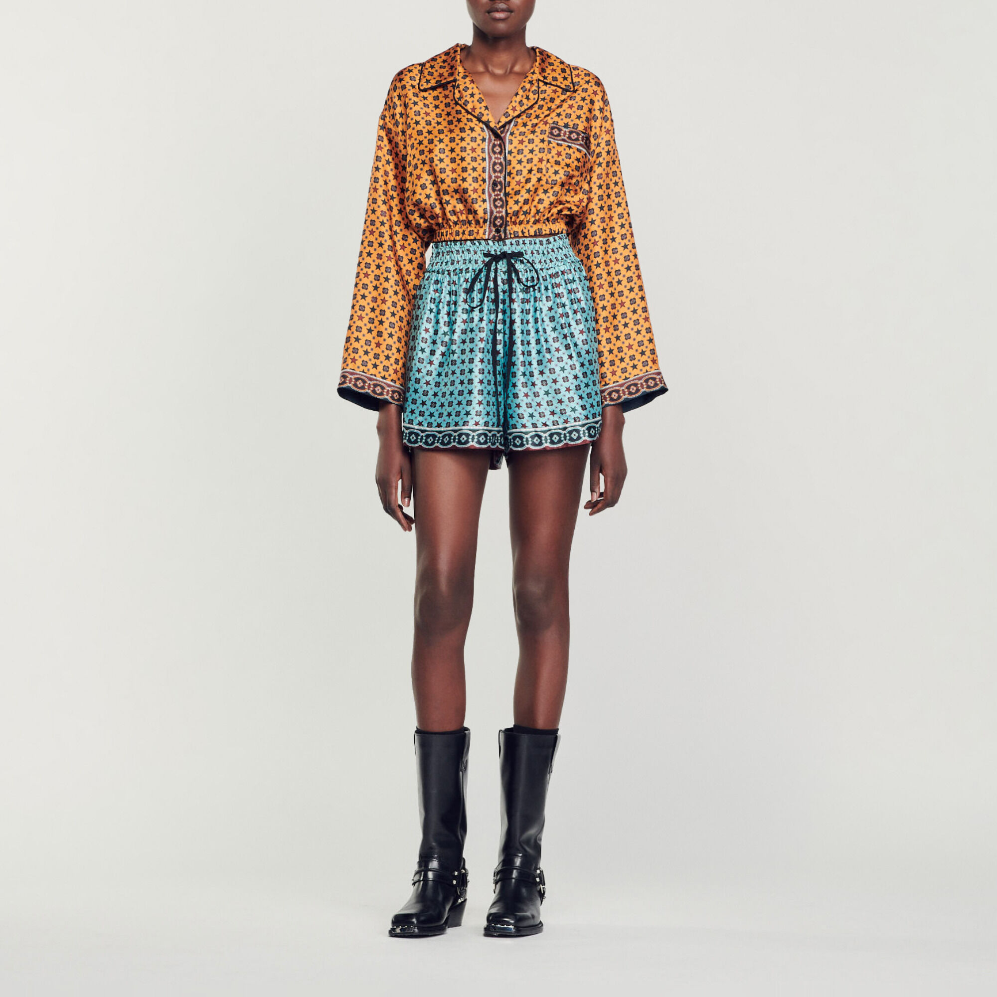 Kurze Hemdbluse mit Print