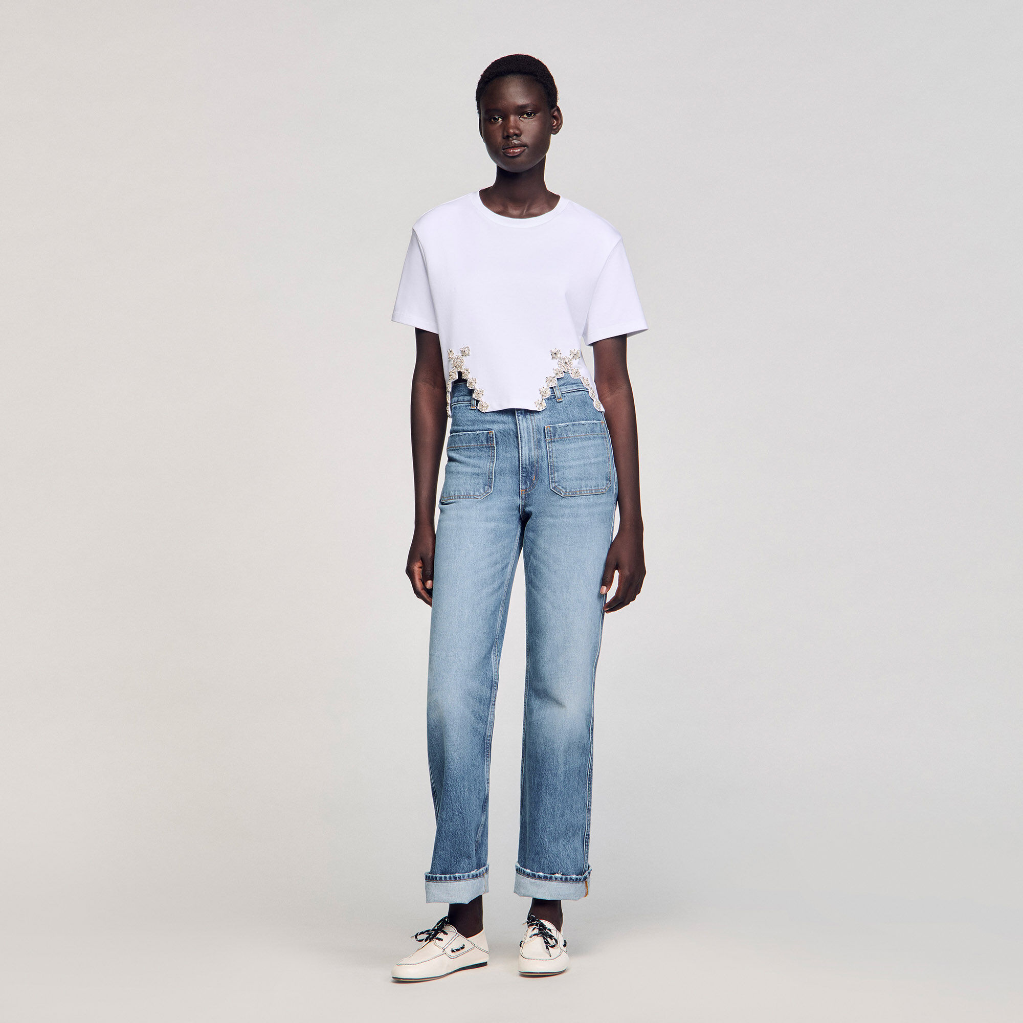 Kurzes T-Shirt mit Strass-Verzierung