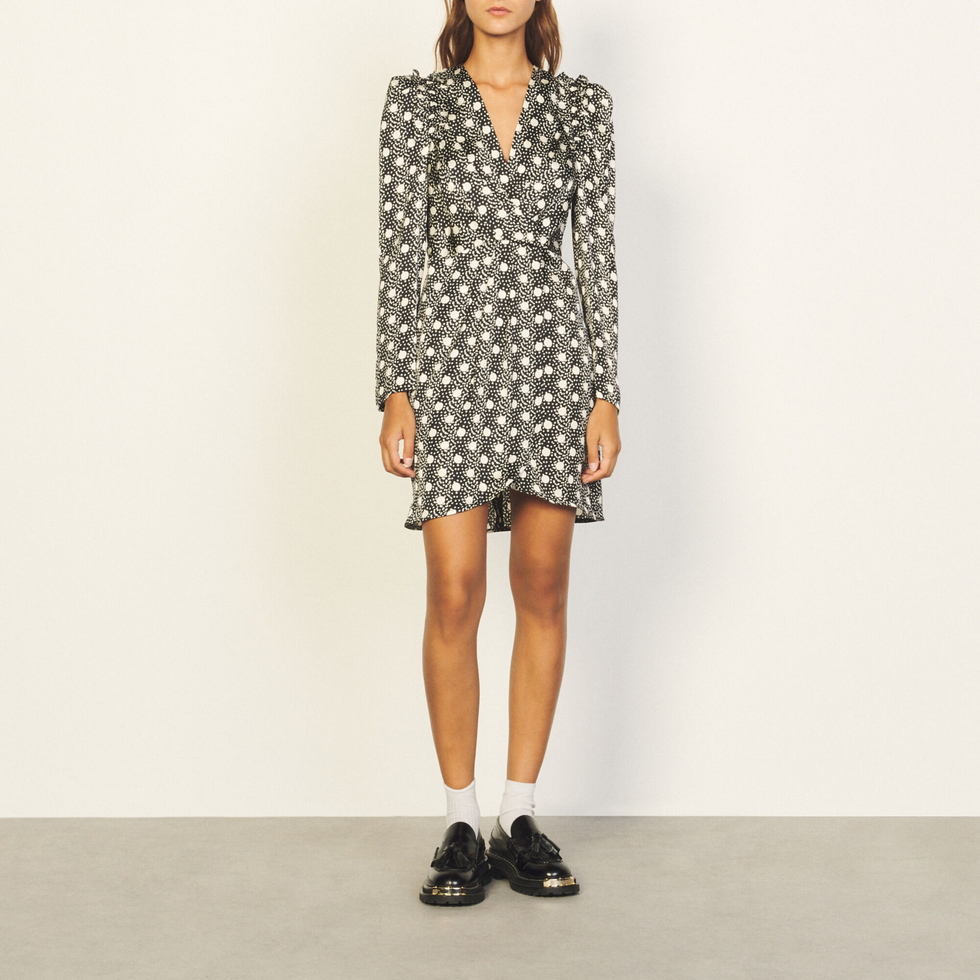 Kurzes fließendes Kleid mit Print