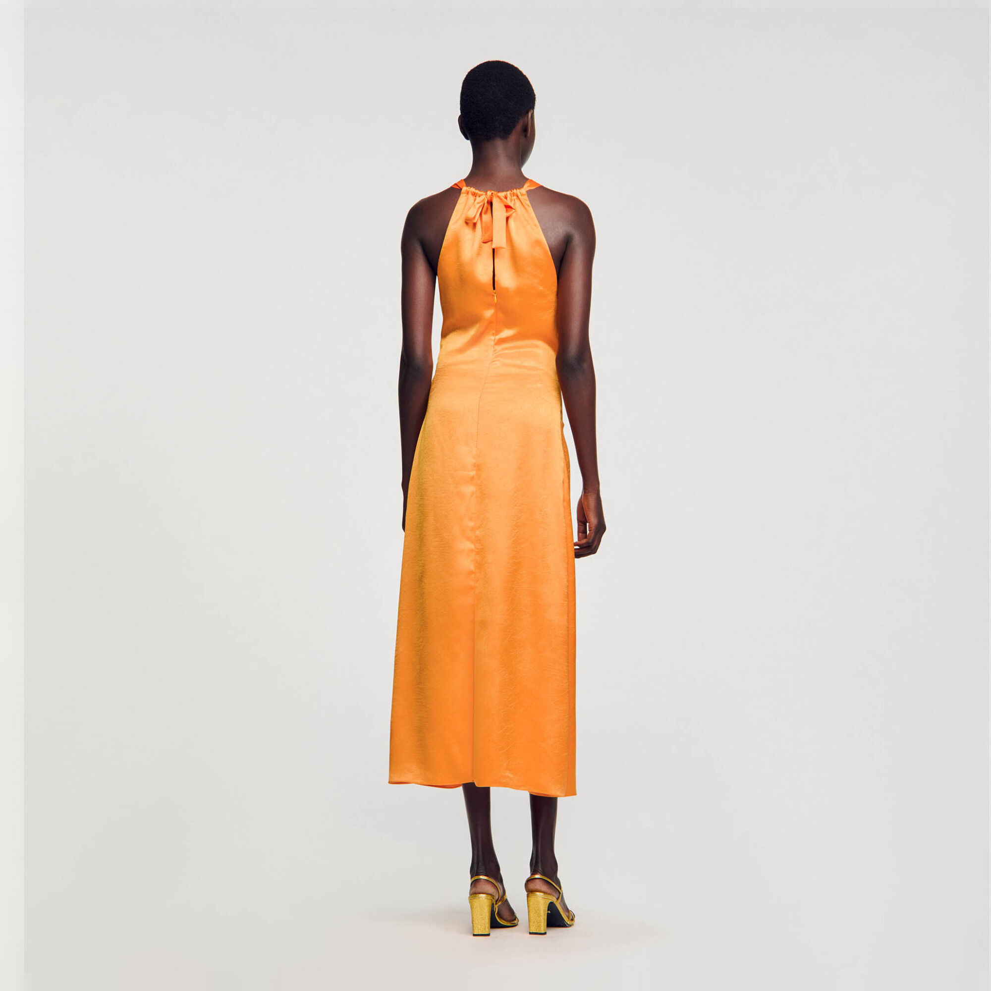 Langes Satinkleid mit Kräuselfalten