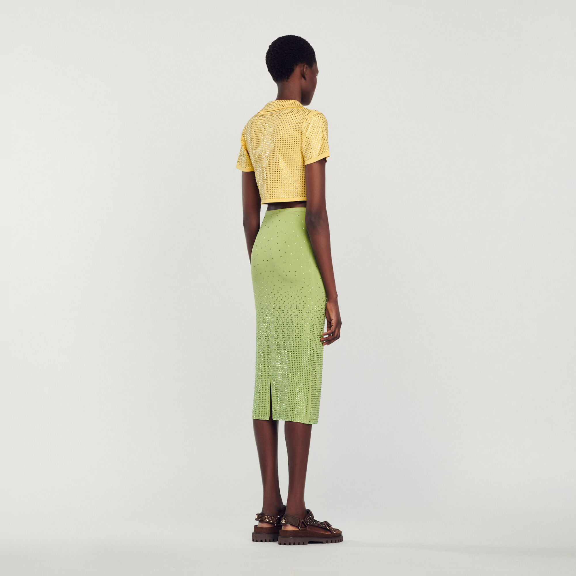 Kurzer Pullover mit Strassverzierung