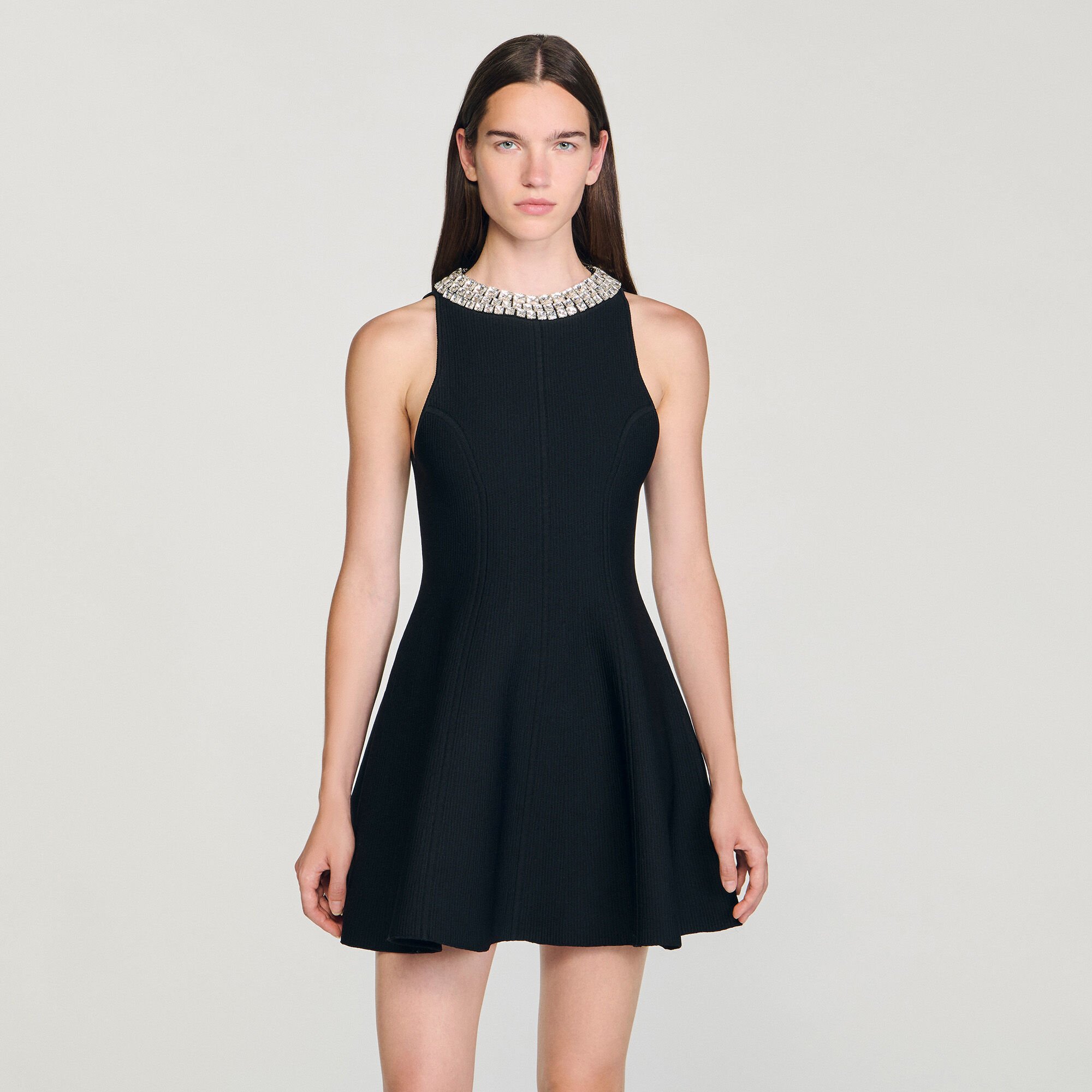 Kurzes Kleid mit Perlenkragen